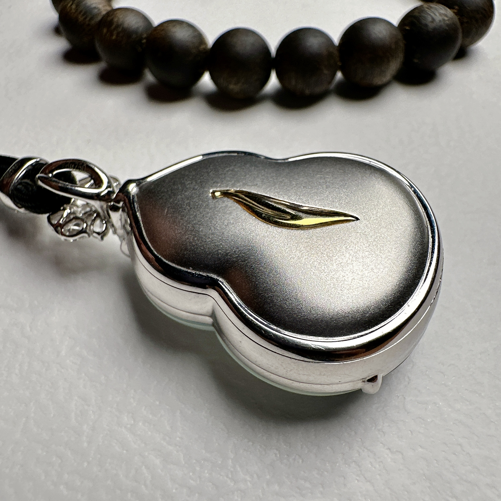 【玻璃种大葫芦吊坠】质地细腻清爽，荧光感强烈，荧光感强烈，饱满圆润，18K金钻镶嵌，裸石尺寸34.5*26.2*9.2毫米