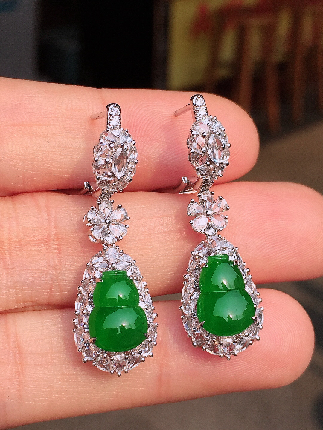 辣绿葫芦耳坠，色泽均匀艳丽，玉质细腻，荧光感超
强，饱满圆润，尽显优雅气质，18k
金豪华镶嵌