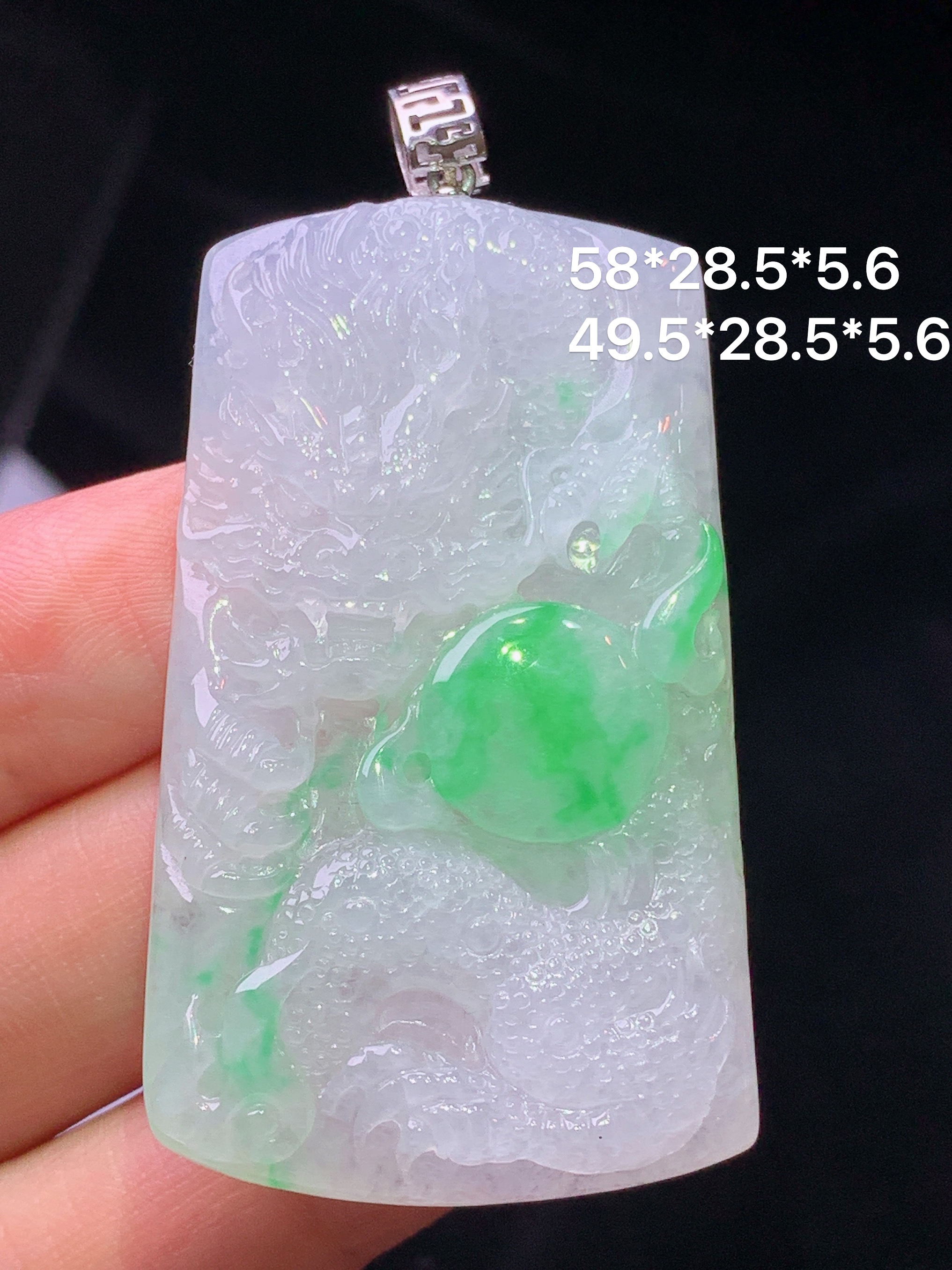 18k金镶嵌飘绿山水牌子吊坠 玉质细腻 色泽艳丽清新 水润亮眼 整体尺寸58*28.5*5.6x1