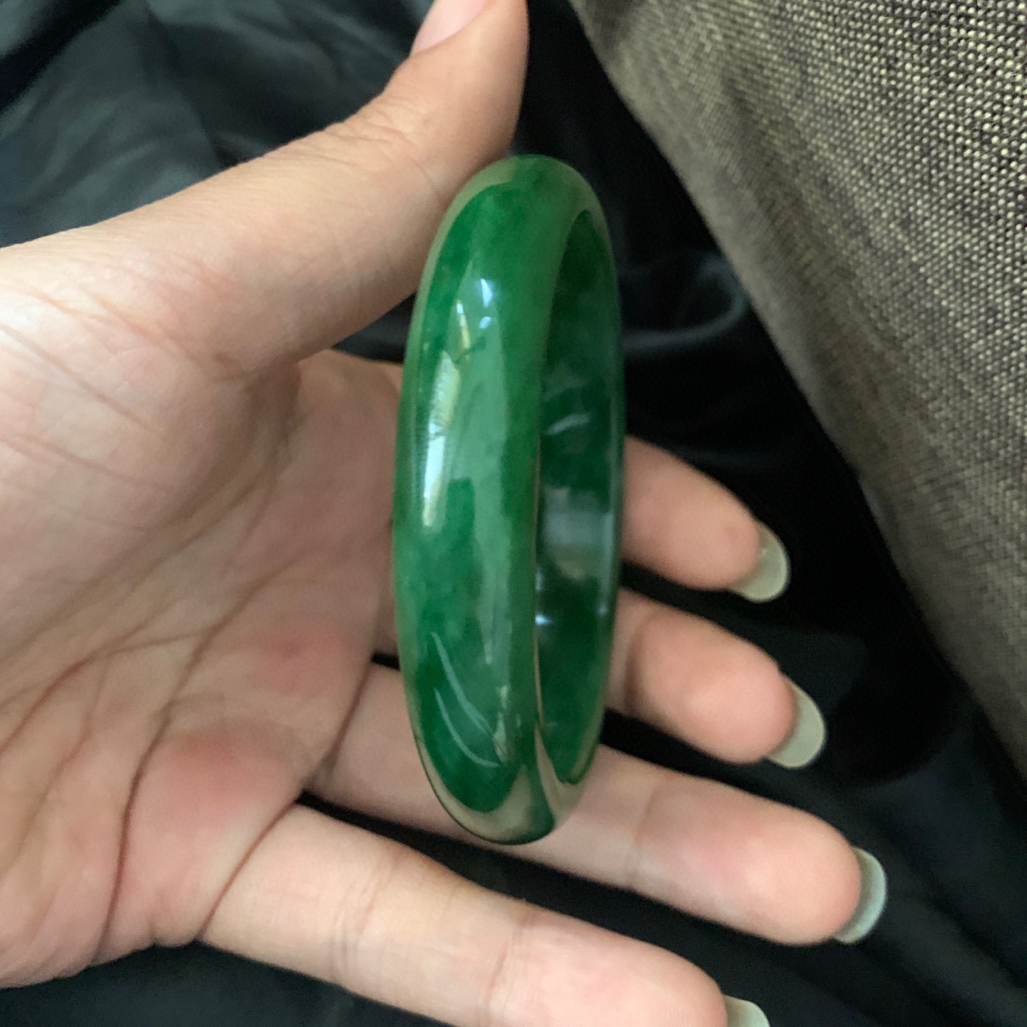 63圈口和田玉碧玉菠菜绿手镯，和田玉63圈口手镯，镯型古朴典雅。在诗情画意的雨巷相遇，你是我腕间的一抹风情，有你眸有深情.清风荡漾湖间静水，我愿俯身低眉，在烟波涟漪处寻