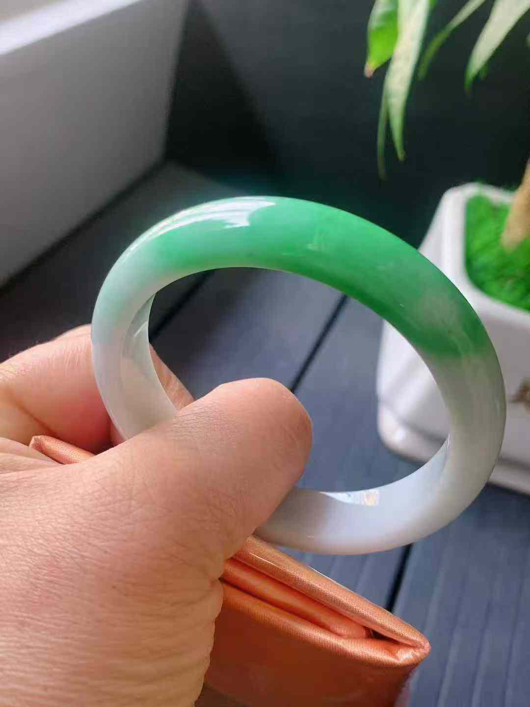 【翡翠名称】老种飘阳绿53.5正圈口手镯
【翡翠尺寸】53.5/12.3/7.4mm适合52.5-55正圈口佩戴
【翡翠描述】宝贝种老水足，玉质细腻，色泽靓丽，性价比高，佩戴效果好！
【其它赠送】权威证书/精美挂绳盒子/支持全国复检