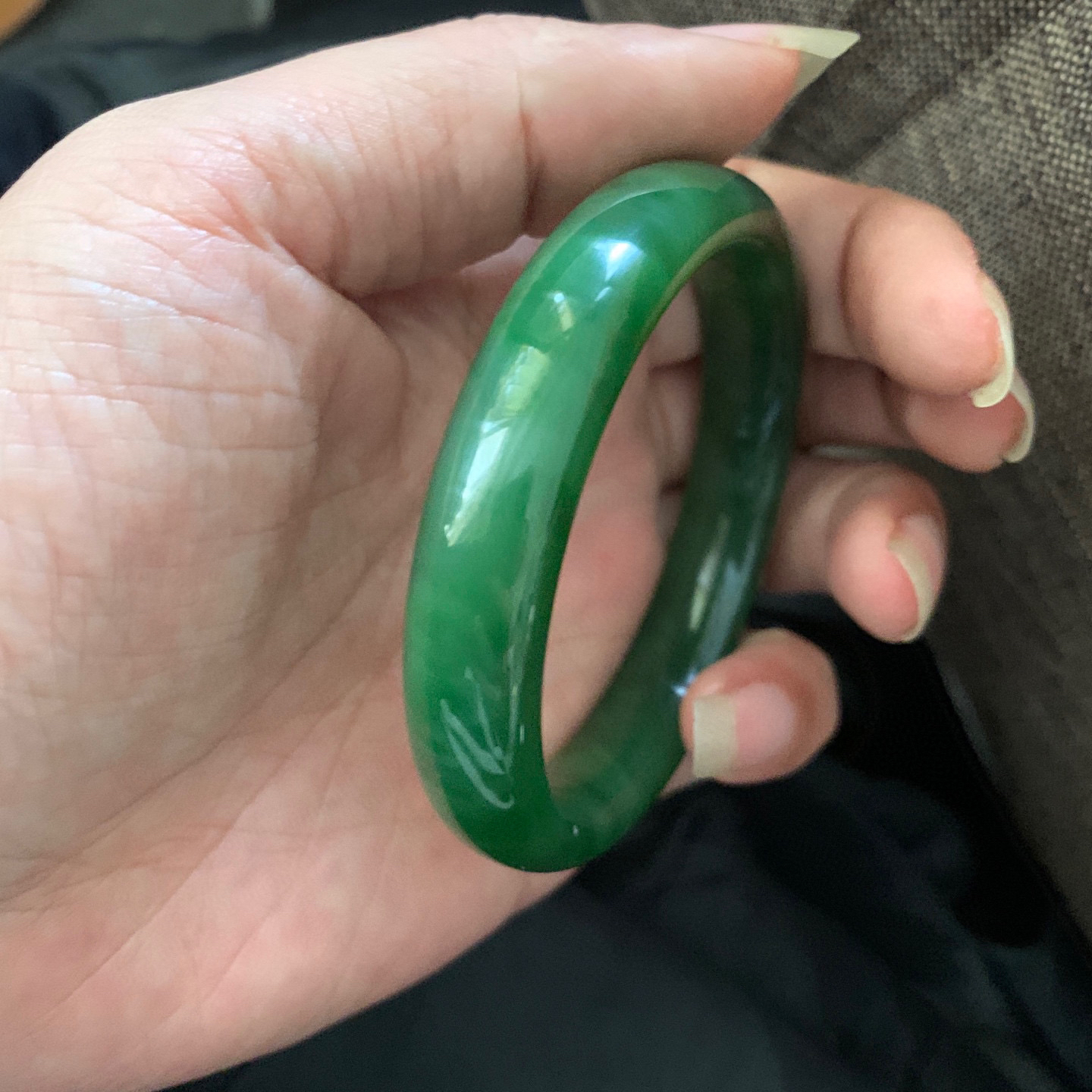 57.5圈口和田玉碧玉冰底阳绿色手镯，和田玉57.5圈口手镯，镯型古朴典雅。在诗情画意的雨巷相遇，你是我腕间的一抹风情，有你眸有深情.清风荡漾湖间静水，我愿俯身低眉，在烟波涟漪处寻