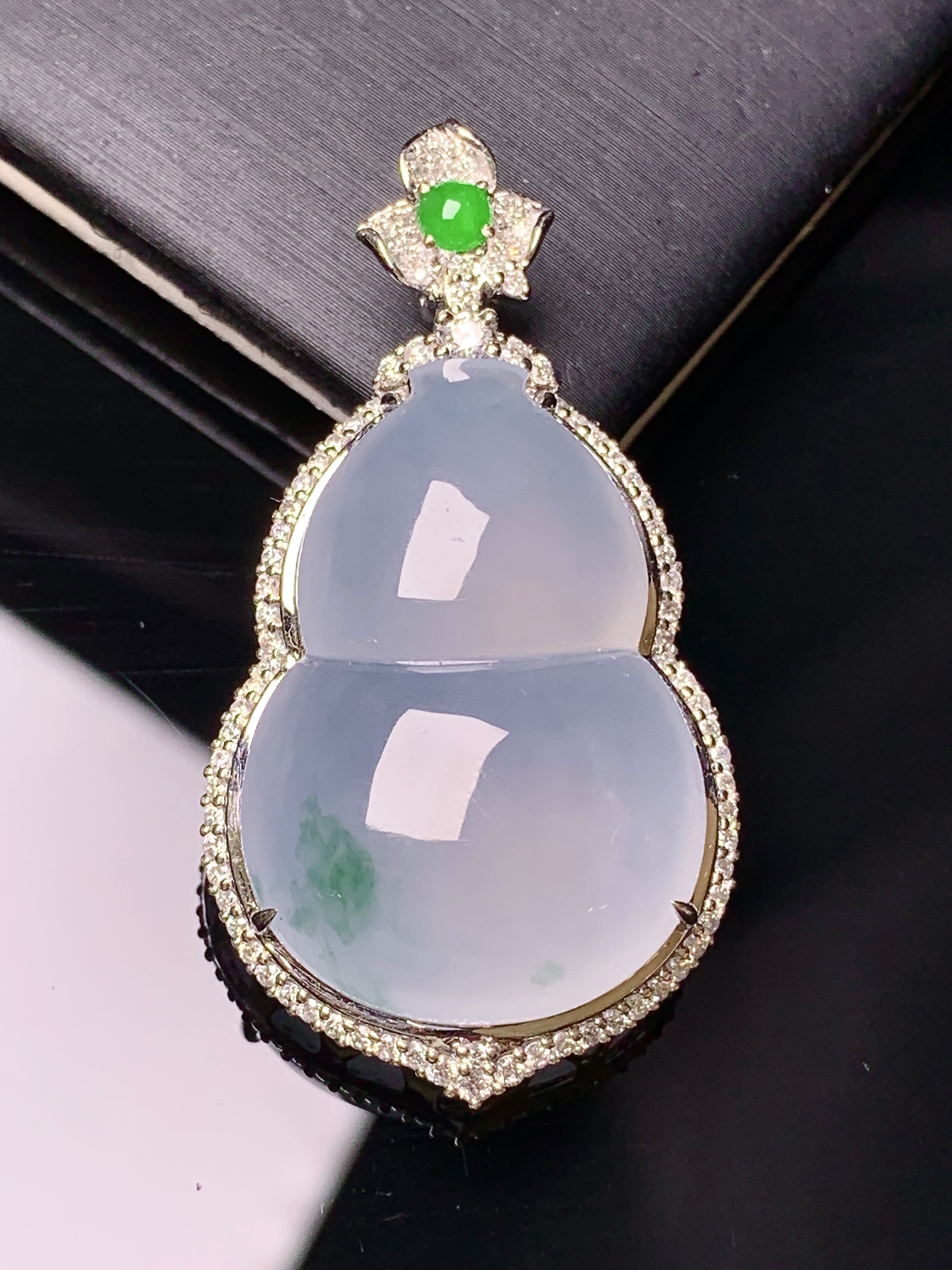 18k金钻镶嵌冰种葫芦吊坠 玉质细腻 色泽艳丽清新 水润亮眼 整体尺寸42.2*22.5*10.8k