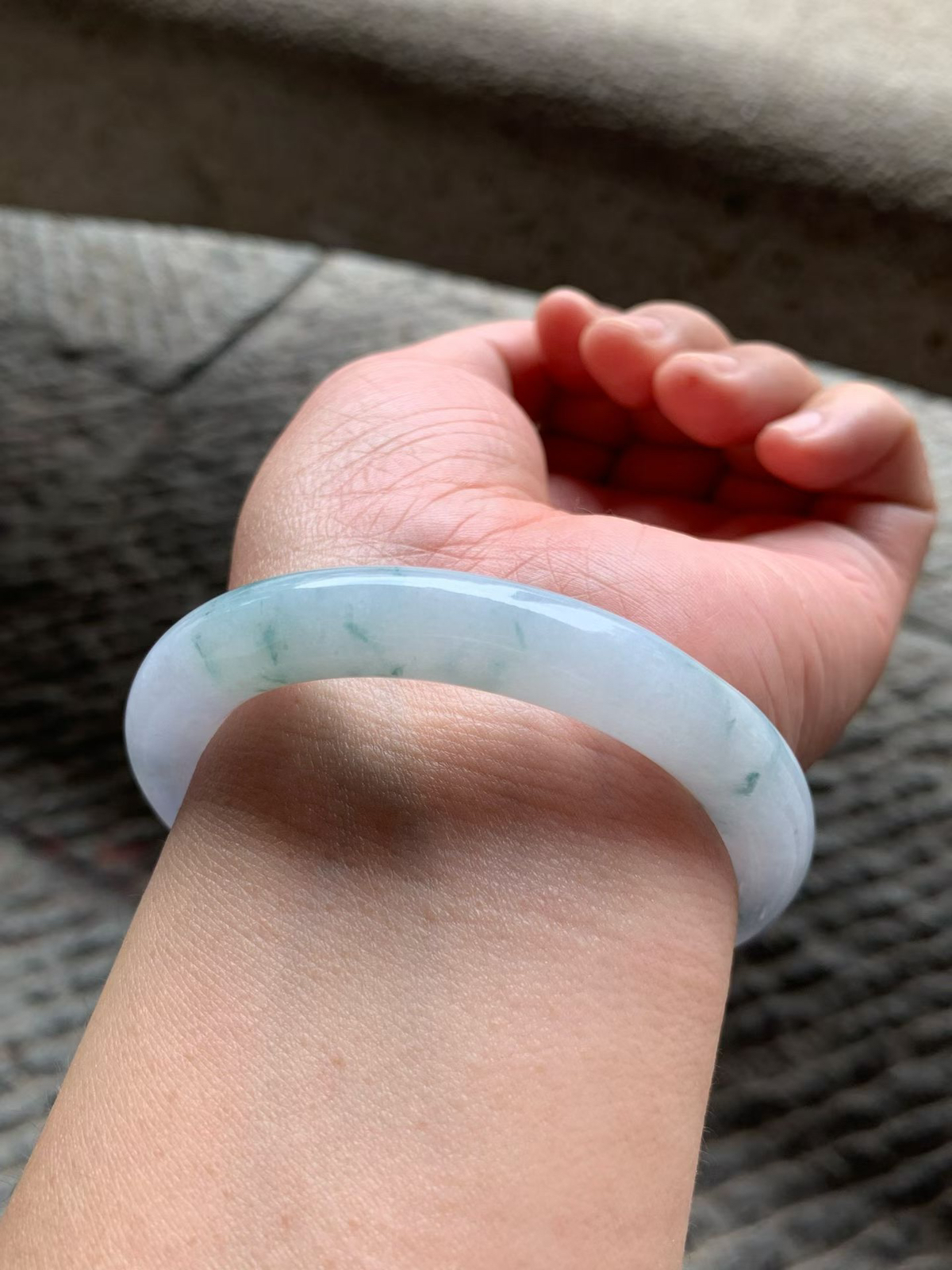 浓郁紫罗兰飘花圆条手镯尺寸54*10*10 种质细腻，水润光泽，紫色浓郁，蓝花灵动飘逸，上手贵气显眼，微细纹，一处黄点！