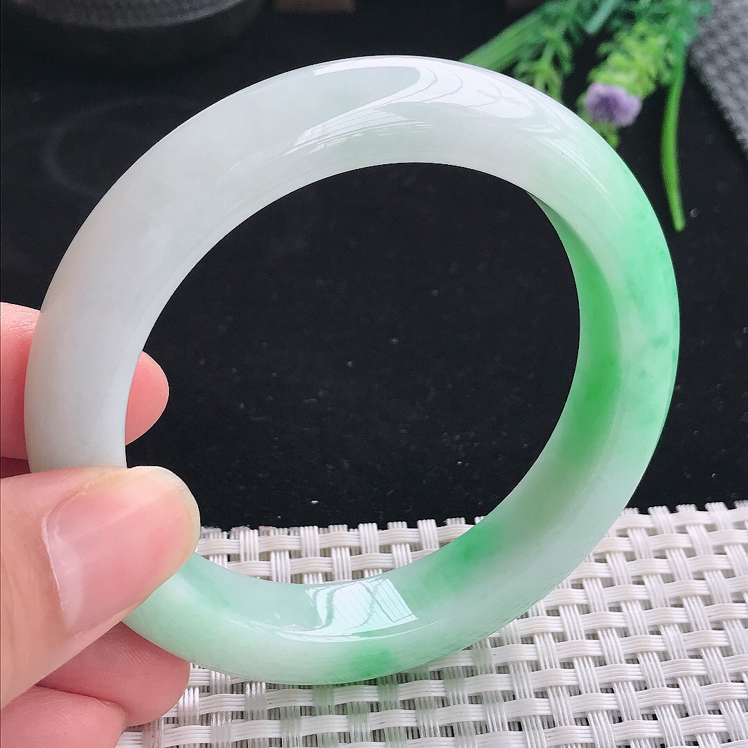 实拍A货翡翠57.8/12.6/9.5老坑精美冰润飘阳绿手镯宽边玉镯平安镯