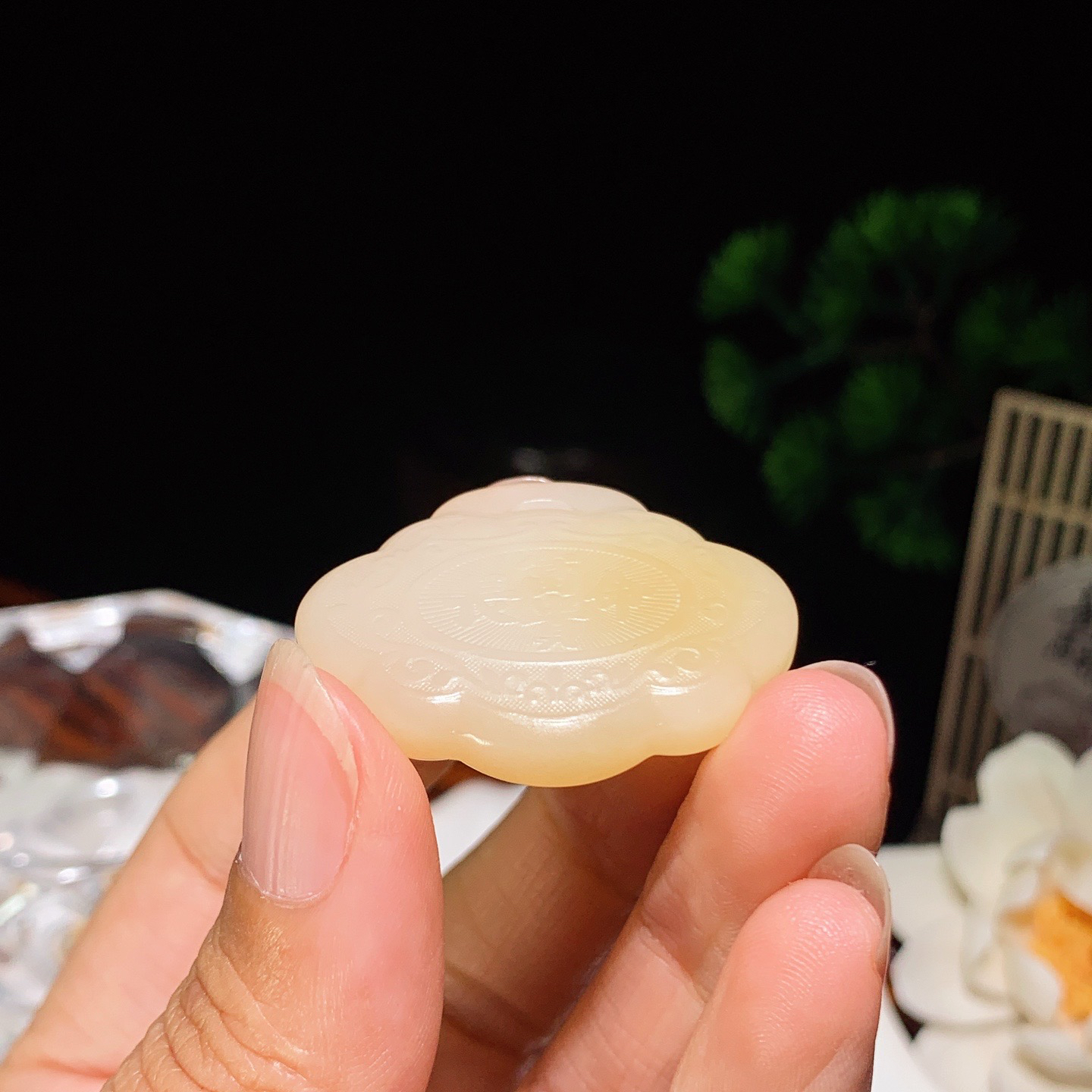 新疆且末糖如意长命锁挂件。尺寸29/34/8重13克。玉质细腻油润。手推出油。佩戴高端典雅。lt260410