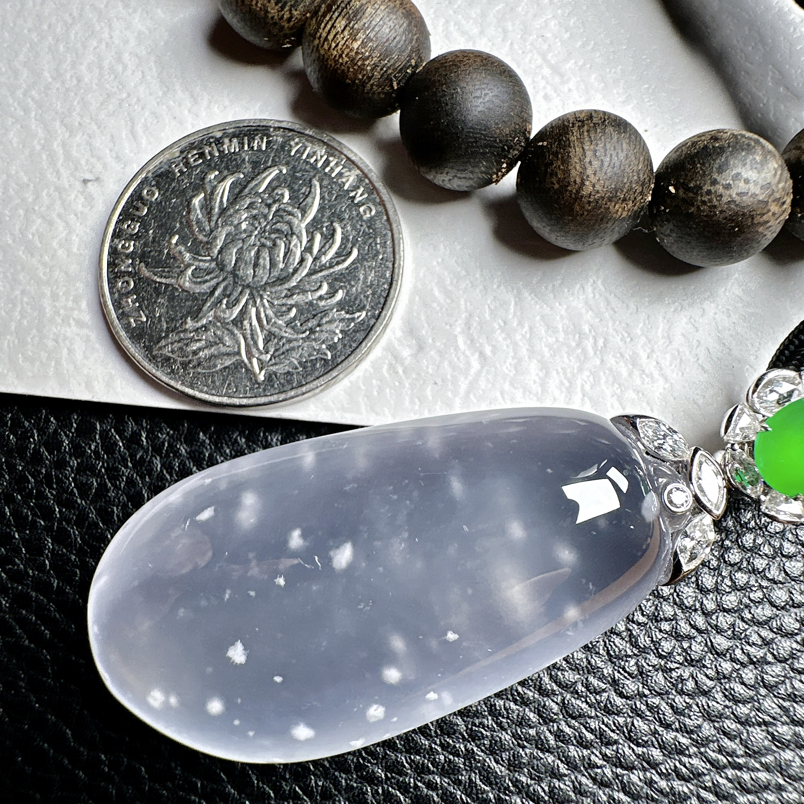 【玻璃种福瓜吊坠】雪花棉老料，种水上乘，晶莹剔透，纯净通透，莹光感很强。收藏品质，18k金钻镶嵌，裸石尺寸46*22.6*10.7毫米