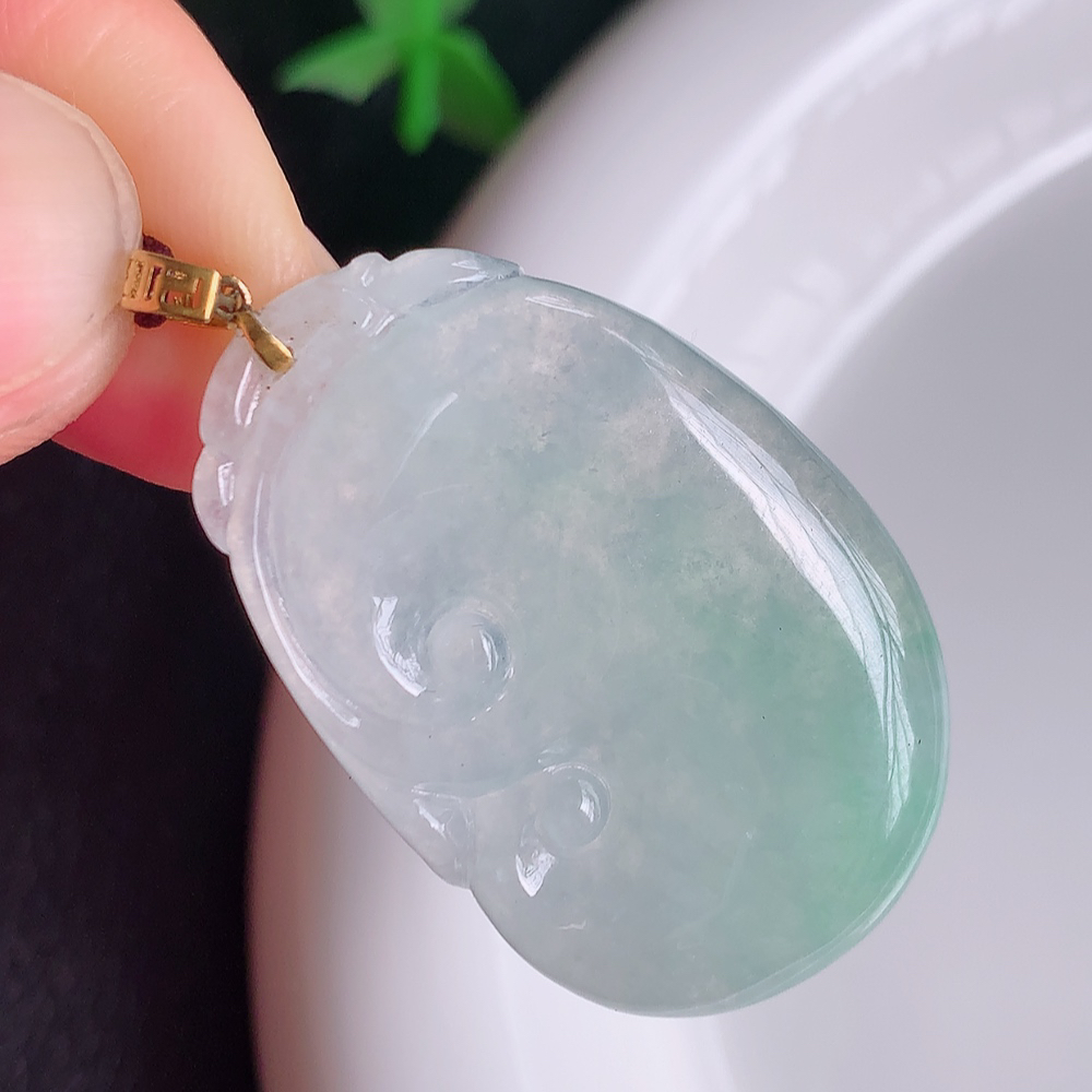 18k金扣冰润飘花吉祥如意翡翠吊坠  寓意“万事如意，吉祥如意,福寿绵长 心想事成”饱满大气，通透水