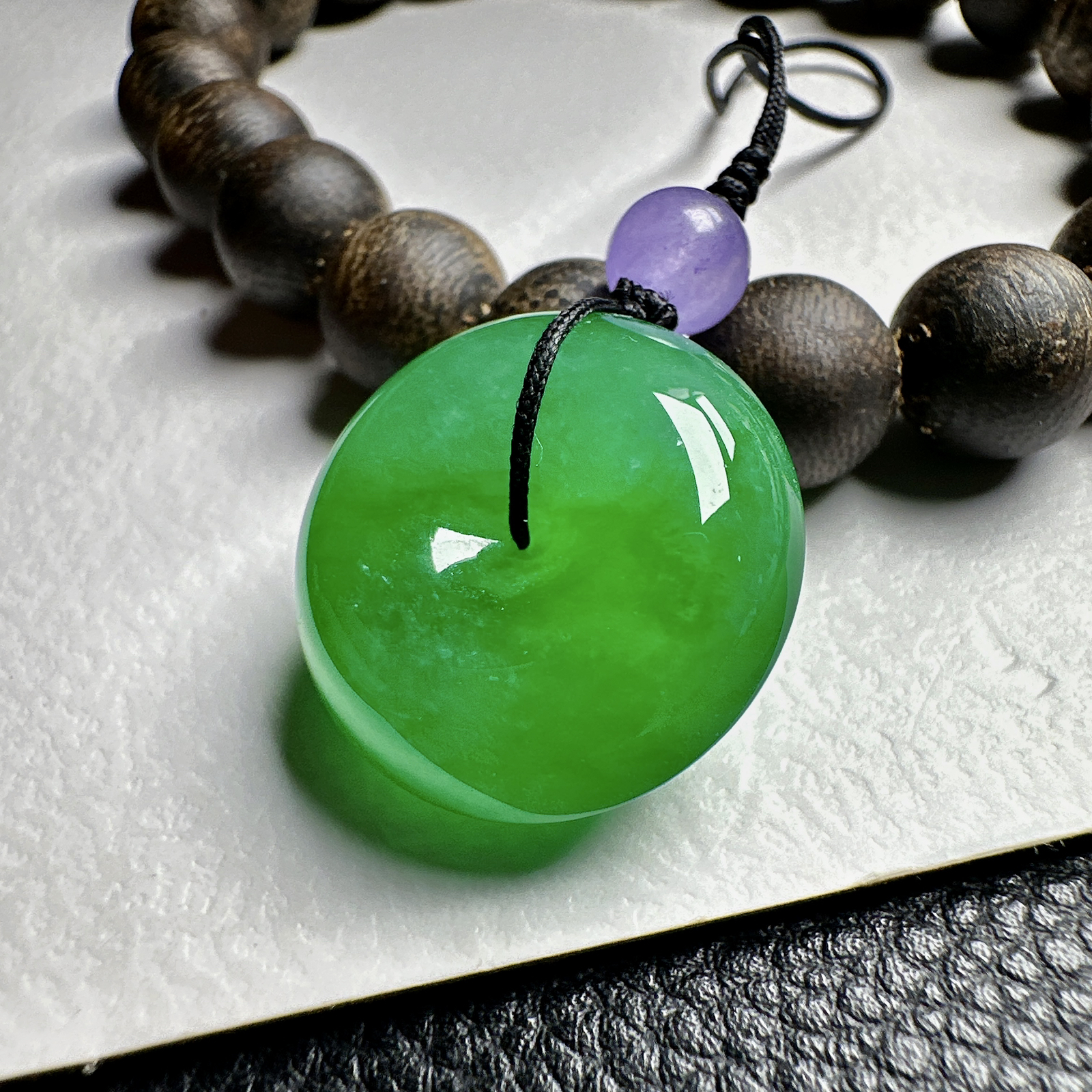 【冰种满绿平安扣】面包扣，很厚装，质地非常细腻，冰润十足，种老冰透，收藏品质。