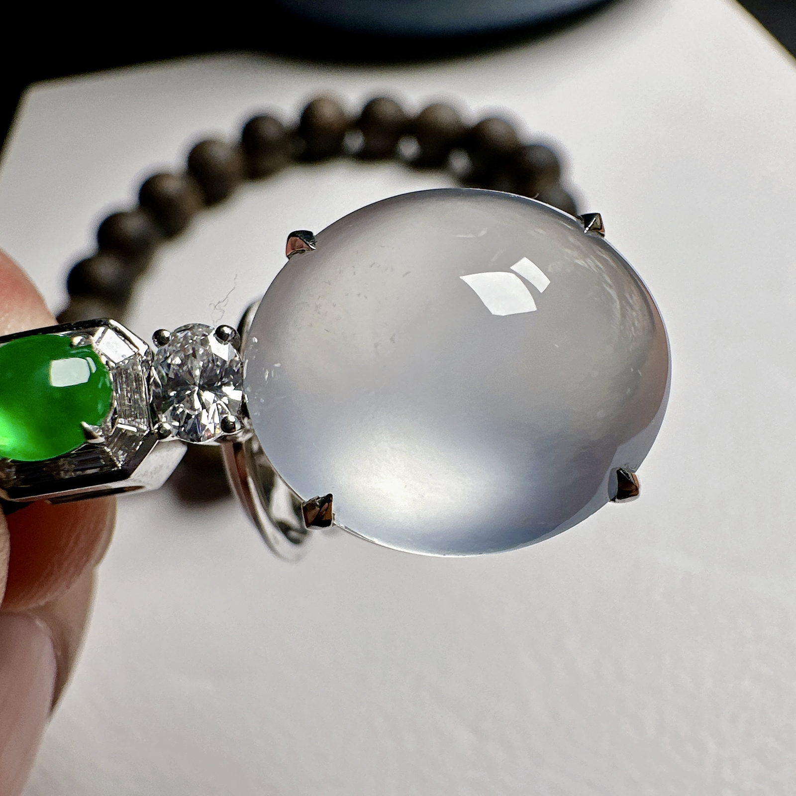 【玻璃蛋面吊坠】质地细腻清爽，玻璃色泽，荧光感强烈，18K金钻镶嵌，裸石尺寸17*15*8.6毫米