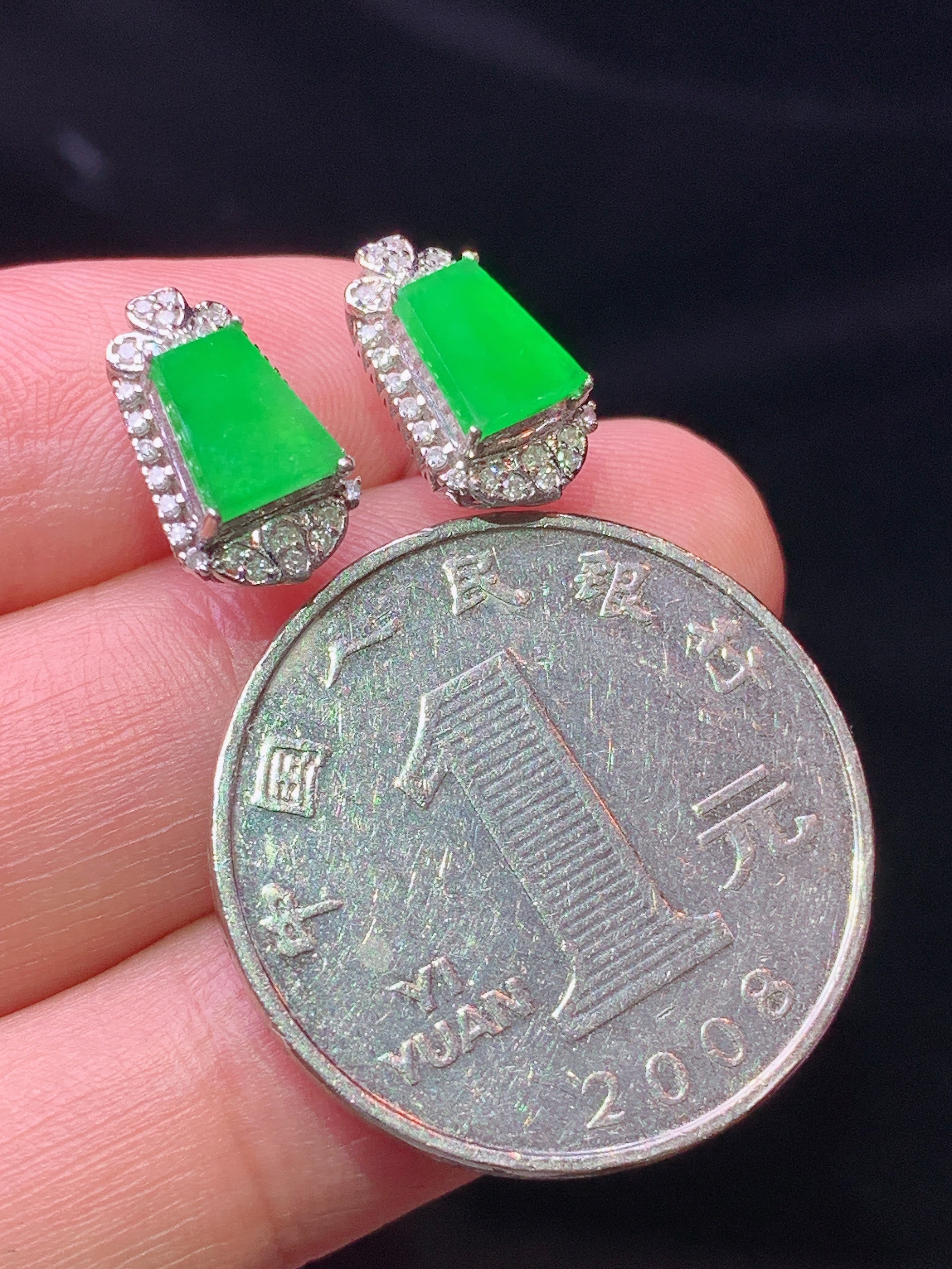 18k金钻镶嵌翠绿无事牌耳钉 玉质细腻 色泽艳丽清新 水润亮眼 整体尺寸12.6*7.5*5t3