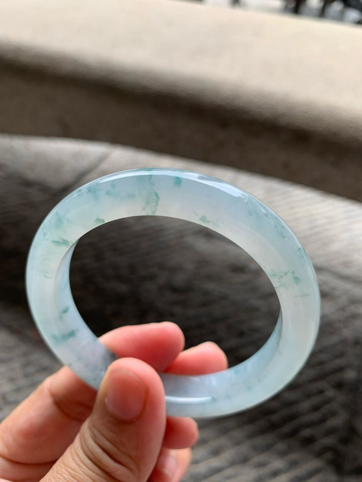 飘蓝花正圈手镯尺寸55.8*11*9 淡蓝底，通透冰凝，胶润水足蓝花灵气飘逸，清冷感拉满！