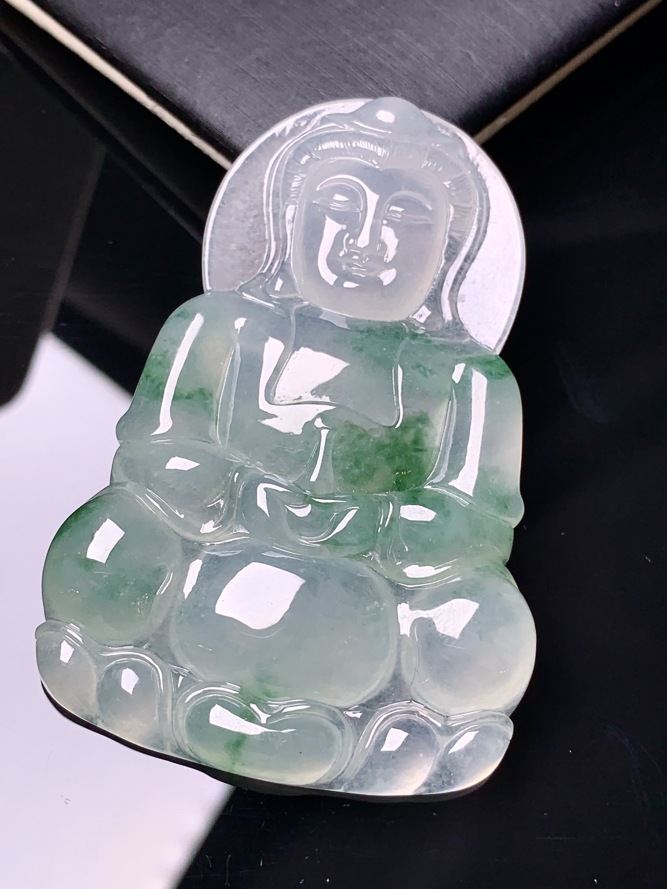 冰种观音菩萨吊坠 玉质细腻 色泽艳丽清新 水润亮眼 整体尺寸60.5*39.8*5.8x1