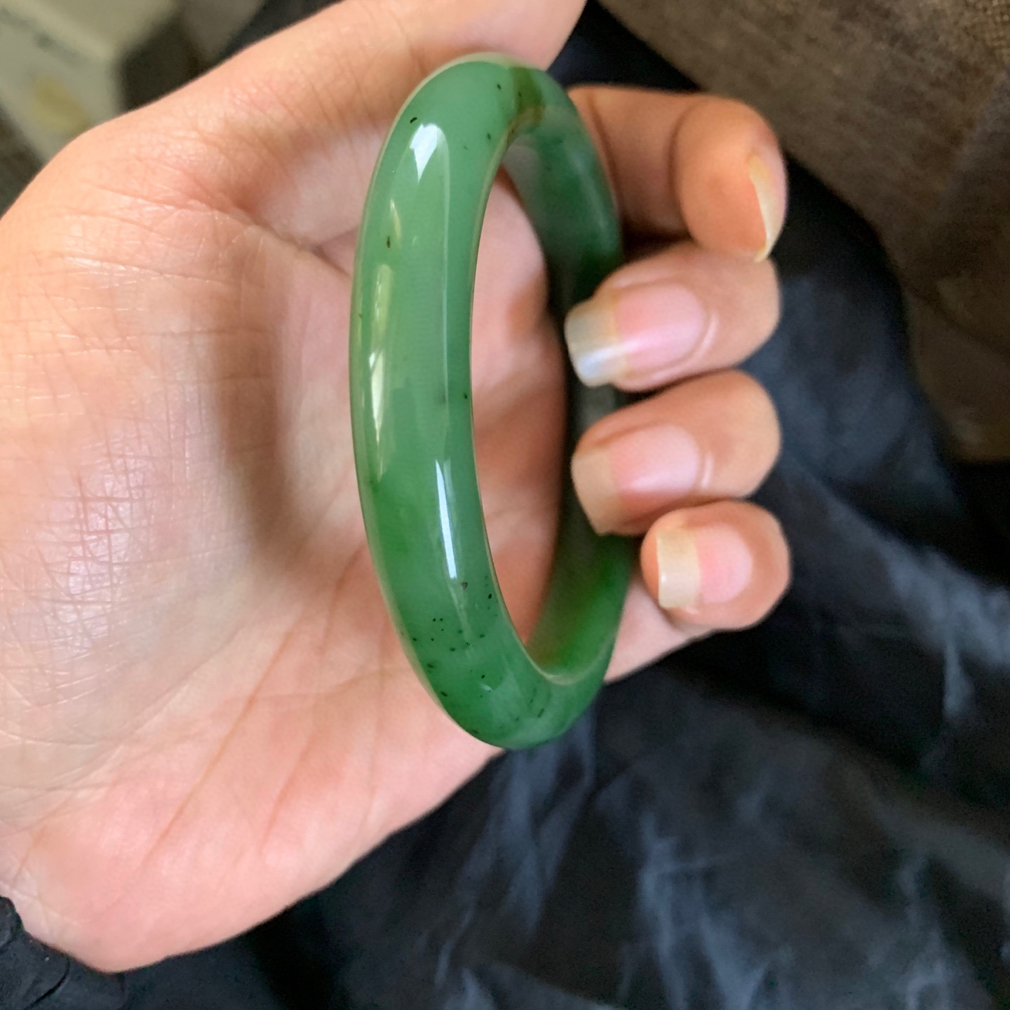 60圈口和田玉碧玉菠菜绿手镯，和田玉60圈口手镯，镯型古朴典雅。在诗情画意的雨巷相遇，你是我腕间的一