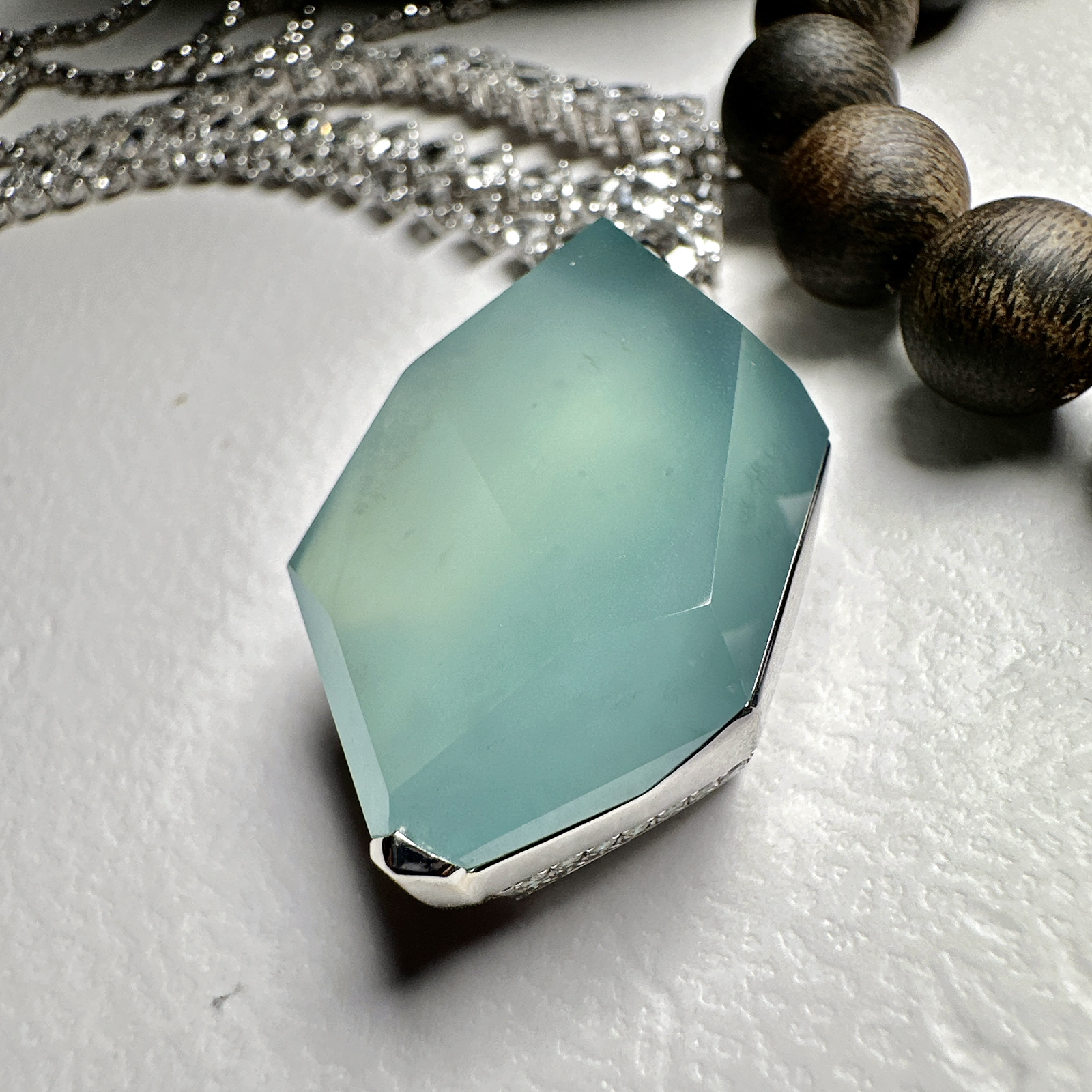 【冰种天空蓝随形吊坠】质地非常细腻干净，冰润十足，种老冰透，收藏品质。18k金钻镶嵌，裸石尺寸33*21*9.8毫米