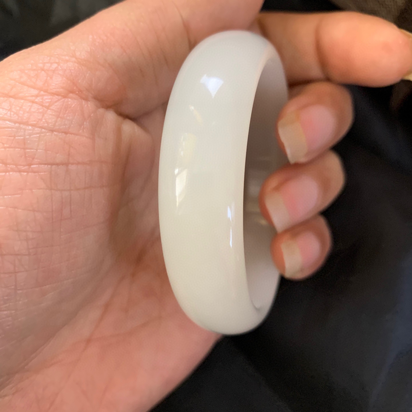 54圈口和田玉羊脂白玉宽版手镯，和田玉54圈口手镯，镯型古朴典雅。在诗情画意的雨巷相遇，你是我腕间的一抹风情，有你眸有深情.清风荡漾湖间静水，我愿俯身低眉，在烟波涟漪处寻