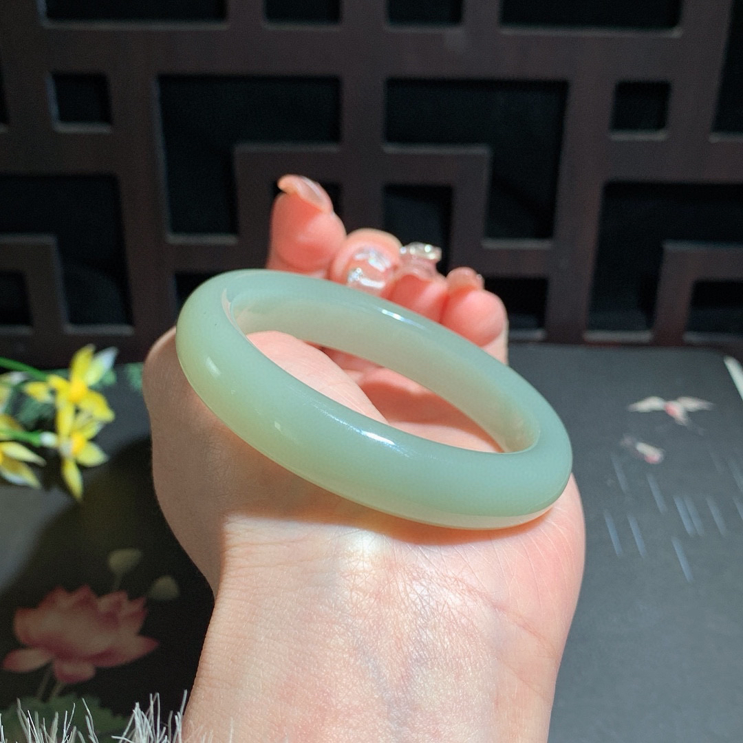 和田玉53.5圈口晴水色手镯！清水色！玉质细腻油润 底色纯净 无裂无棉 脂粉好，品质高。