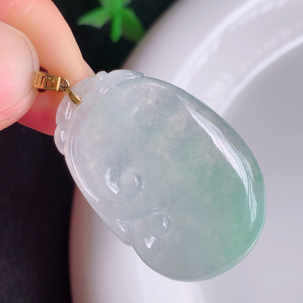 18k金扣冰润飘花吉祥如意翡翠吊坠  寓意“万事如意，吉祥如意,福寿绵长 心想事成”饱满大气，通透水润  W01.8 尺寸：34.2-22.5-4.8mm