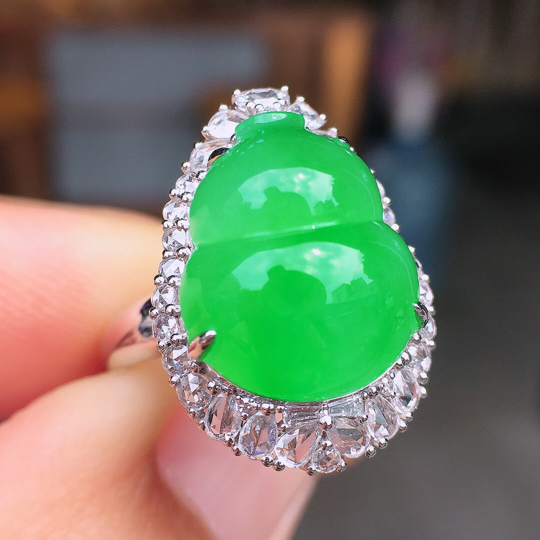 阳绿葫芦戒指/吊坠两用款，色泽均匀艳丽，玉质细腻，荧光感超
强，饱满圆润，尽显优雅气质，18k
金豪华镶嵌