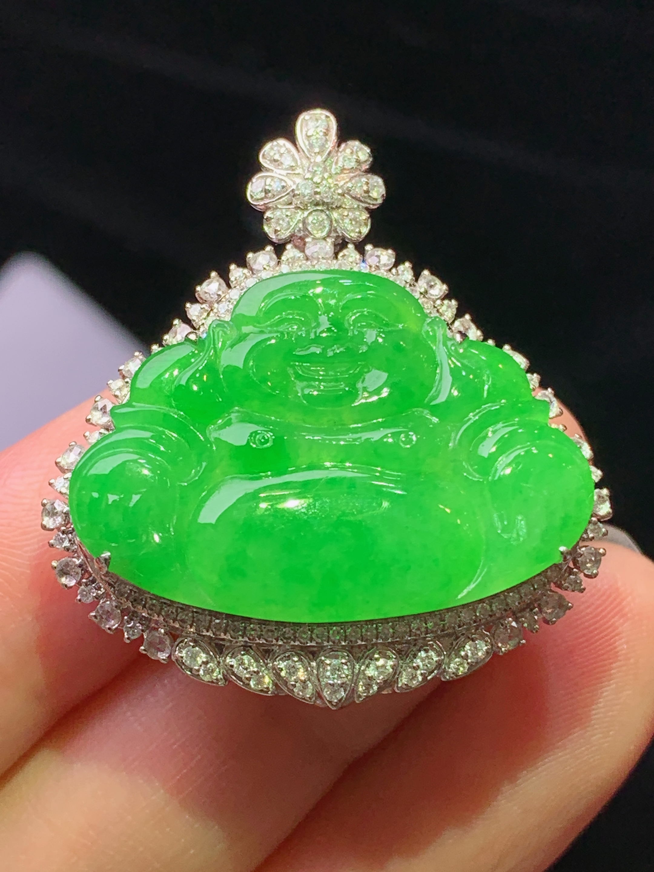 18k金钻镶嵌满绿佛公吊坠 玉质细腻 色泽艳丽清新 水润亮眼 整体尺寸34.2*30.8*11.2k