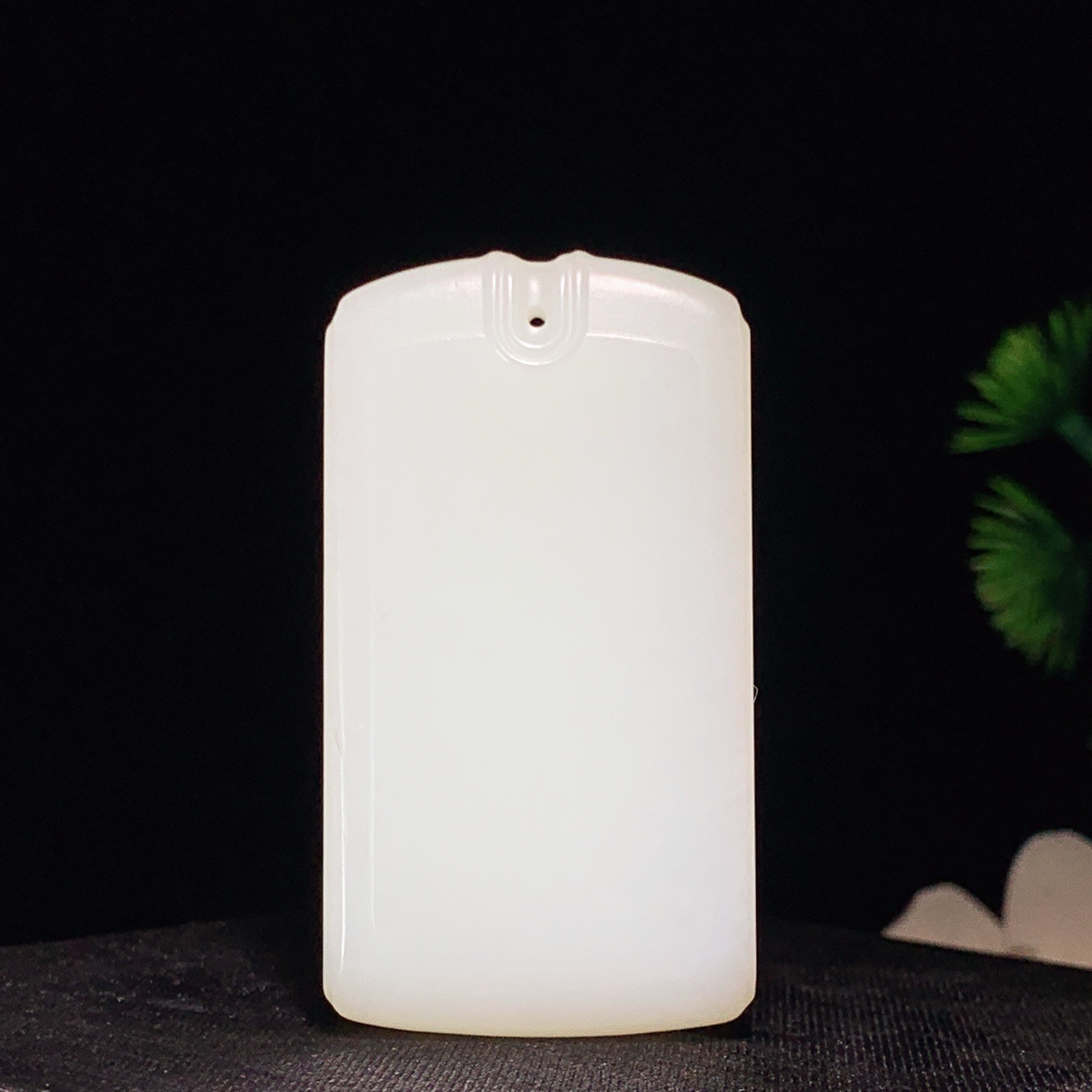 新疆和田玉白玉平安无事牌挂件 尺寸53/28/9重36克 玉质细腻油润 底色纯净 脂粉好，品质好。lt260410