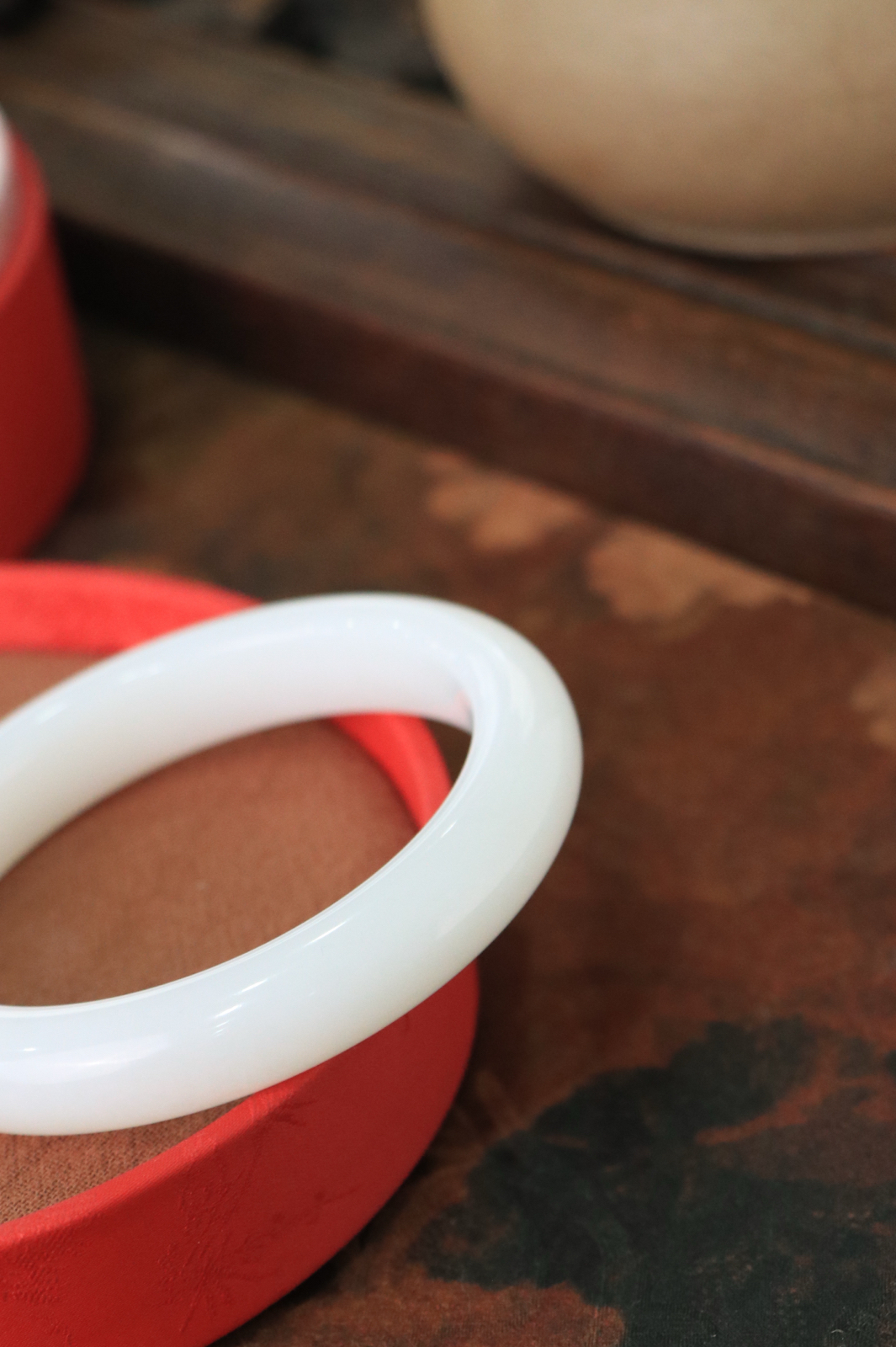 羊59羊脂白玉手镯和田玉山料手镯59圈口宽12厚9无裂无杂无水线特细腻 高脂粉，高品质，萦绕腕间时，古韵不失时尚，素雅不失品味，细腻光滑的触感，使人沉醉，气质高雅 魅力动人