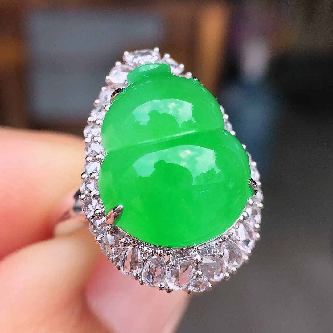 阳绿葫芦戒指/吊坠两用款，色泽均匀艳丽，玉质细腻，荧光感超
强，饱满圆润，尽显优雅气质，18k
金豪华镶嵌