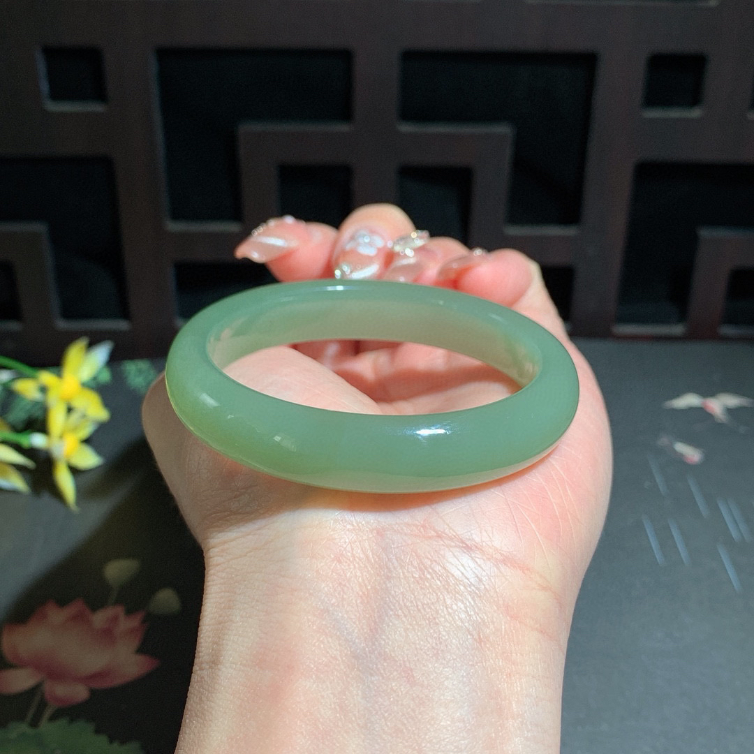和田玉52.6圈晴水色手镯！清水色！玉质细腻油润 底色纯净 无裂无杂 脂粉好，品质高。