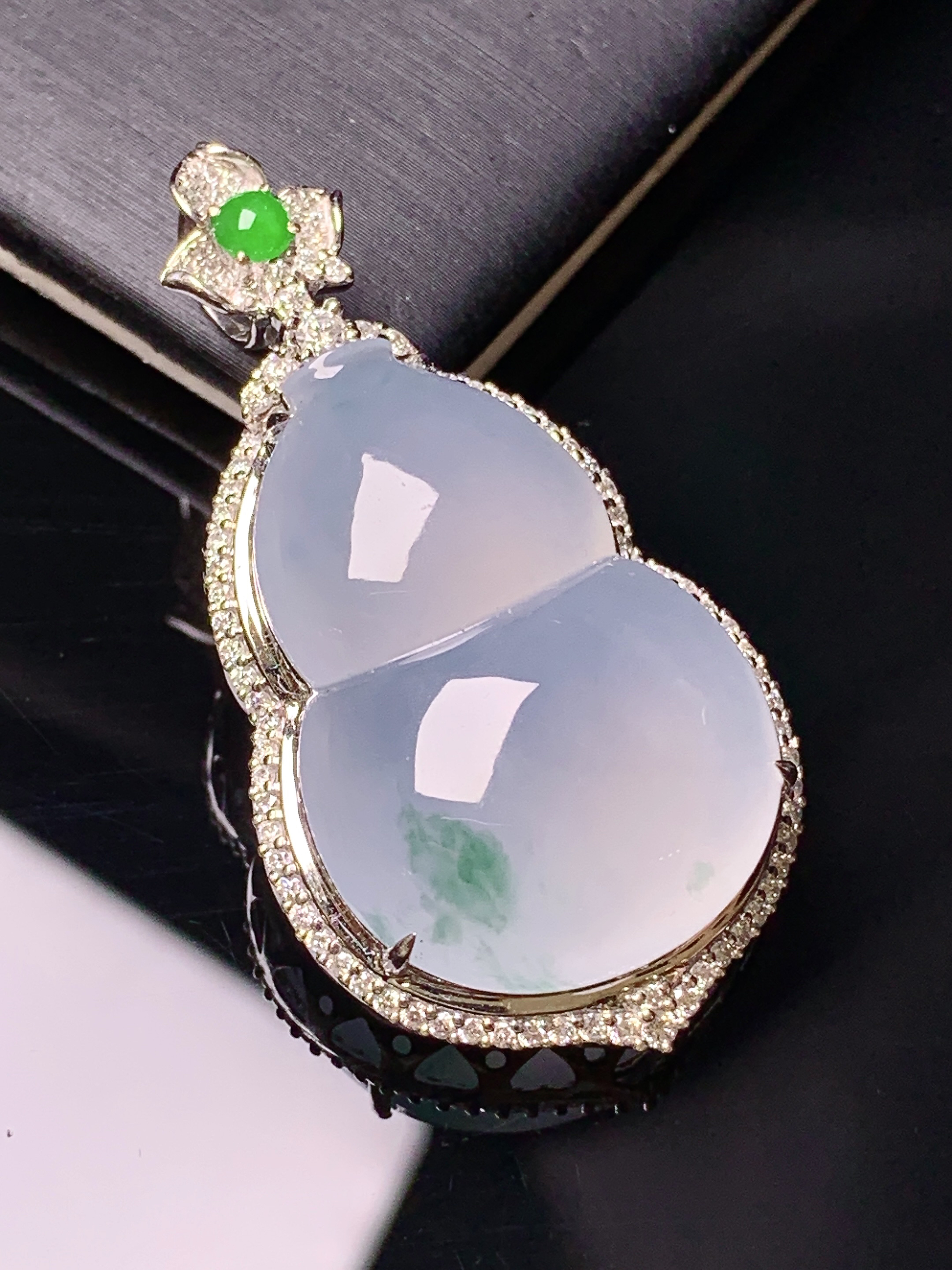 18k金钻镶嵌冰种葫芦吊坠 玉质细腻 色泽艳丽清新 水润亮眼 整体尺寸42.2*22.5*10.8k1