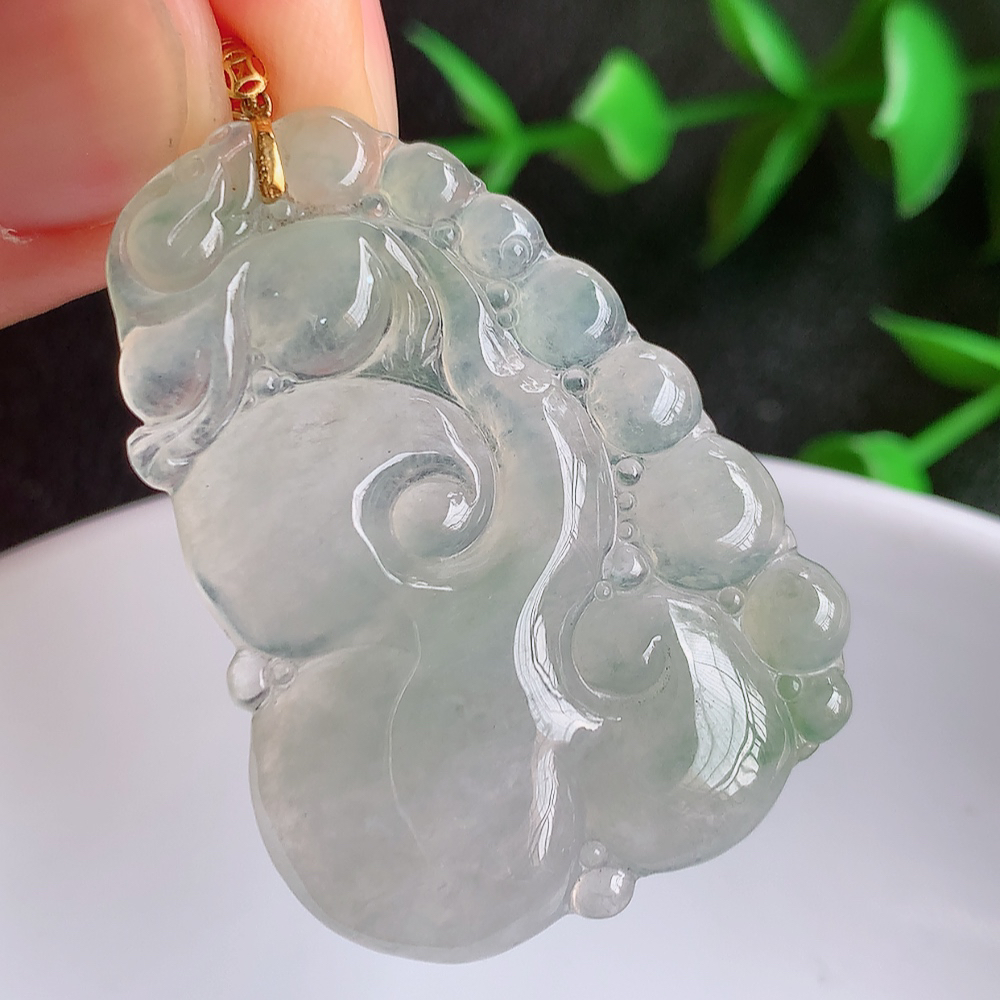 18k金扣冰润飘花吉祥如意翡翠吊坠  寓意“万事如意，吉祥如意,福寿绵长 心想事成”饱满大气，通透水润  W141.8 尺寸：38.5-27.8-4.8mm