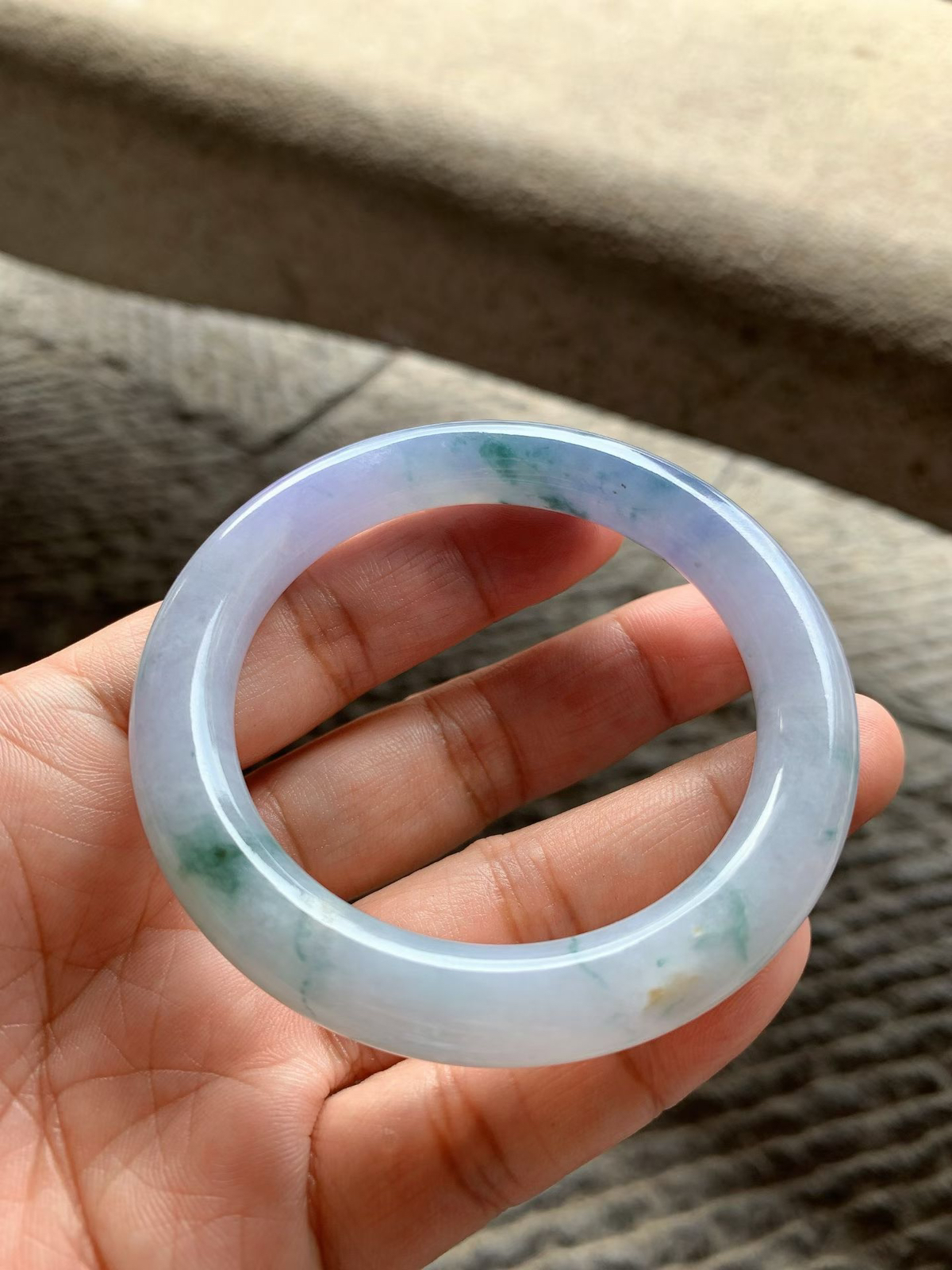 浓郁紫罗兰飘花圆条手镯尺寸54*10*10 种质细腻，水润光泽，紫色浓郁，蓝花灵动飘逸，上手贵气显眼，微细纹，一处黄点！