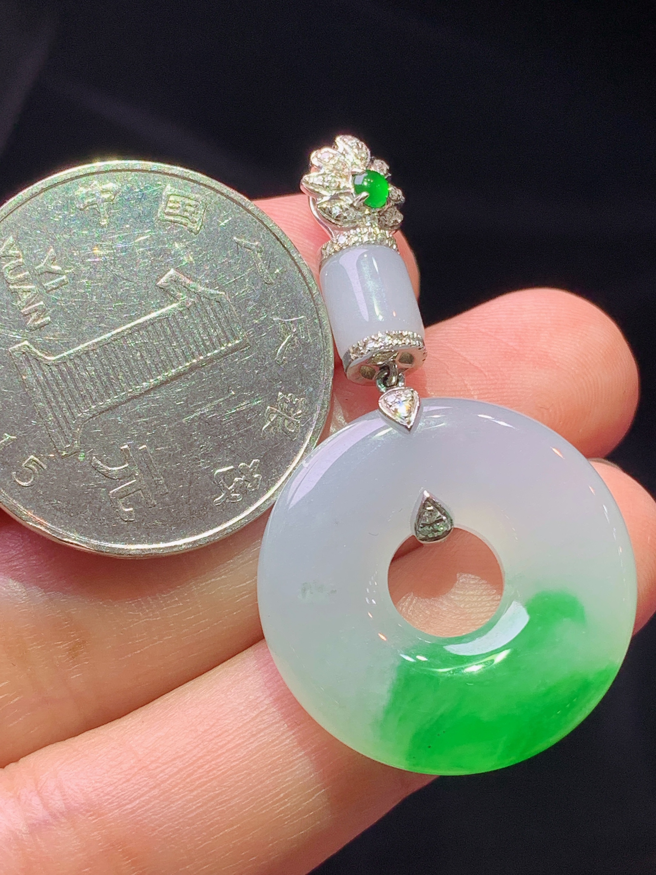 18k金钻镶嵌飘绿平安环 玉质细腻 色泽艳丽清新 水润亮眼 整体尺寸42*23*5.8x1