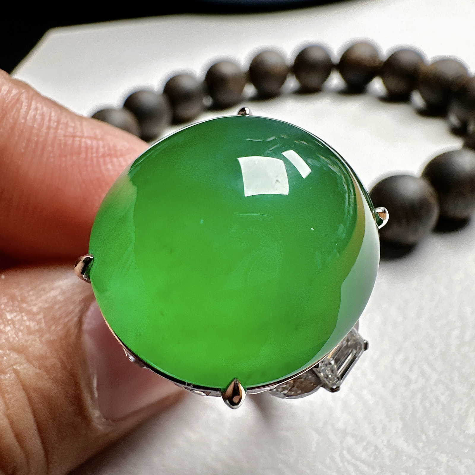 【冰种满绿鸽子蛋戒指】质地细腻，冰感十足，通透闪亮，饱满圆润，纯净度没得说，18k金钻镶嵌，裸石尺寸21.6*20.1*9.6毫米