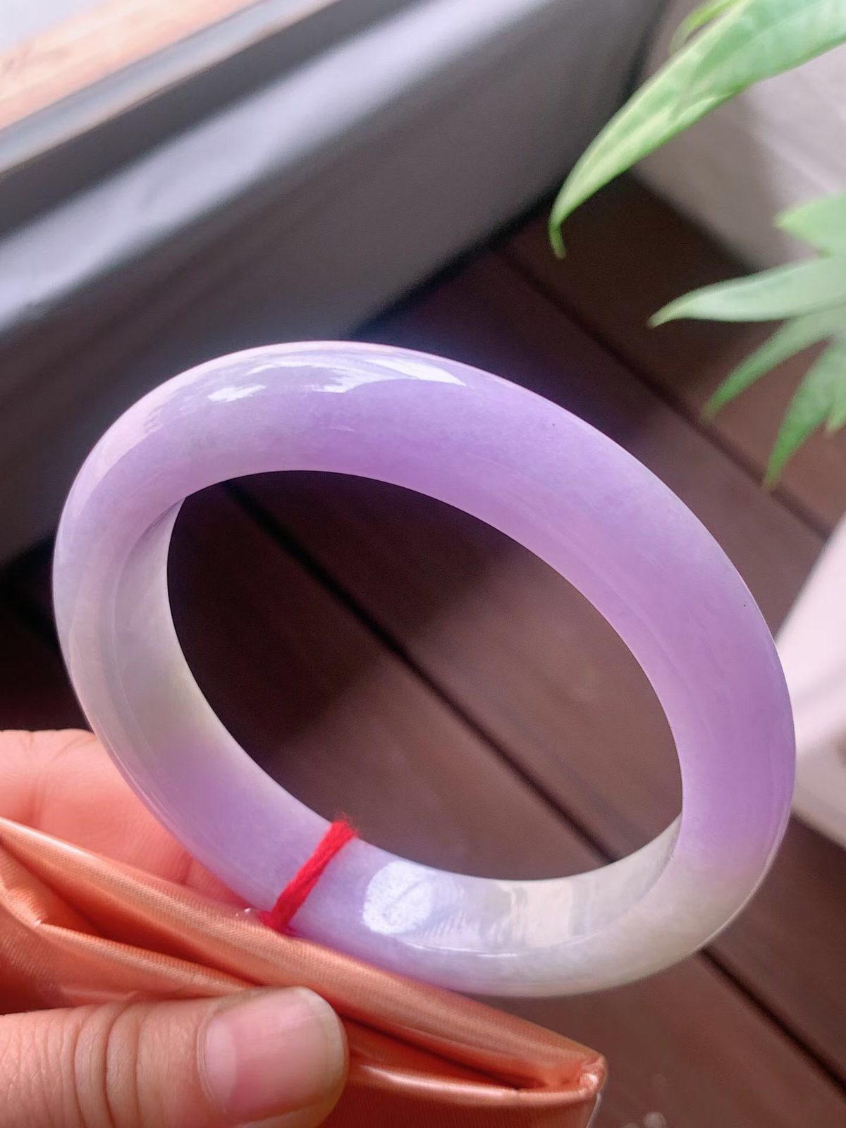 【翡翠名称】老坑种紫罗兰60.5大圈口手镯
【翡翠尺寸】60.5/13/9.8mm适合59.5-62正圈口佩戴
【翡翠描述】宝贝种老水足，玉质细腻，色泽靓丽，性价比高，佩戴效果好！
【其它赠送】权威证书/精美挂绳盒子/支持全国复检