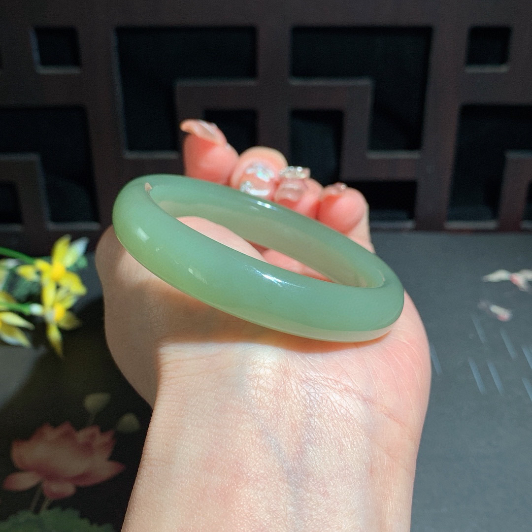 和田玉52.6圈晴水色手镯！清水色！玉质细腻油润 底色纯净 无裂无杂 脂粉好，品质高。