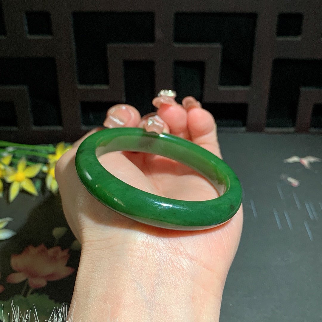和田玉52.8圈口菠菜绿碧玉手镯！玉质细腻油润 底色纯净 无裂无棉 脂粉好，品质高。