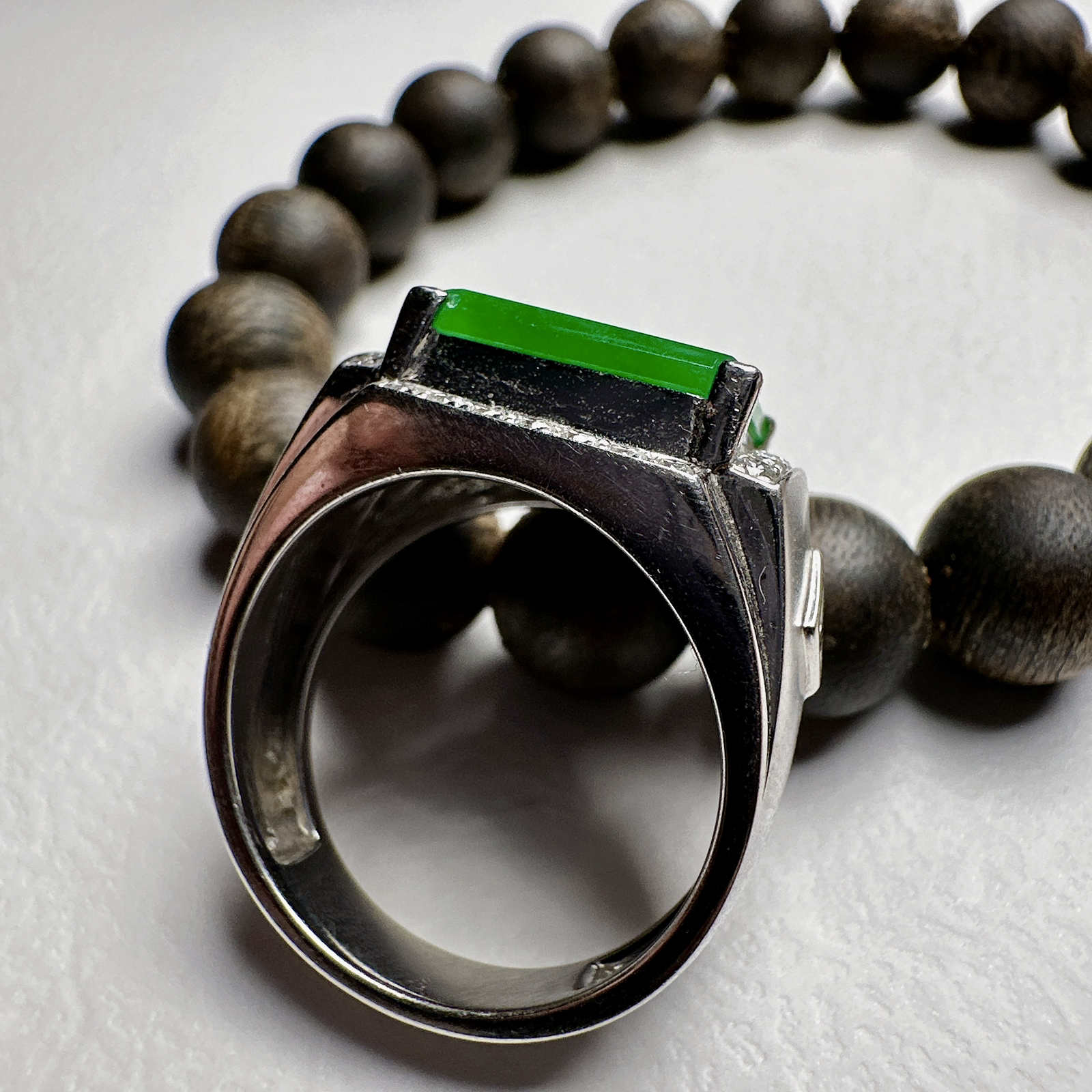 【冰种满绿马鞍戒指】种水色俱全，冰透闪亮，通透感饱满度很好，18k金钻镶嵌，裸石尺寸12.3*10.3*3毫米