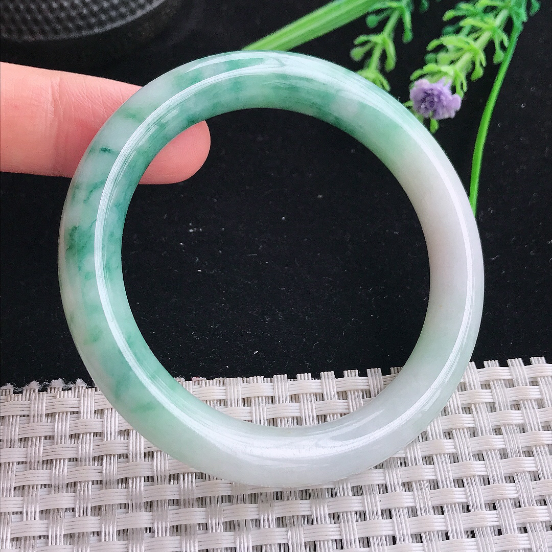 实拍A货翡翠53/9.6/9.3老坑精美温润飘花圆条手镯宽边玉镯平安镯美人镯