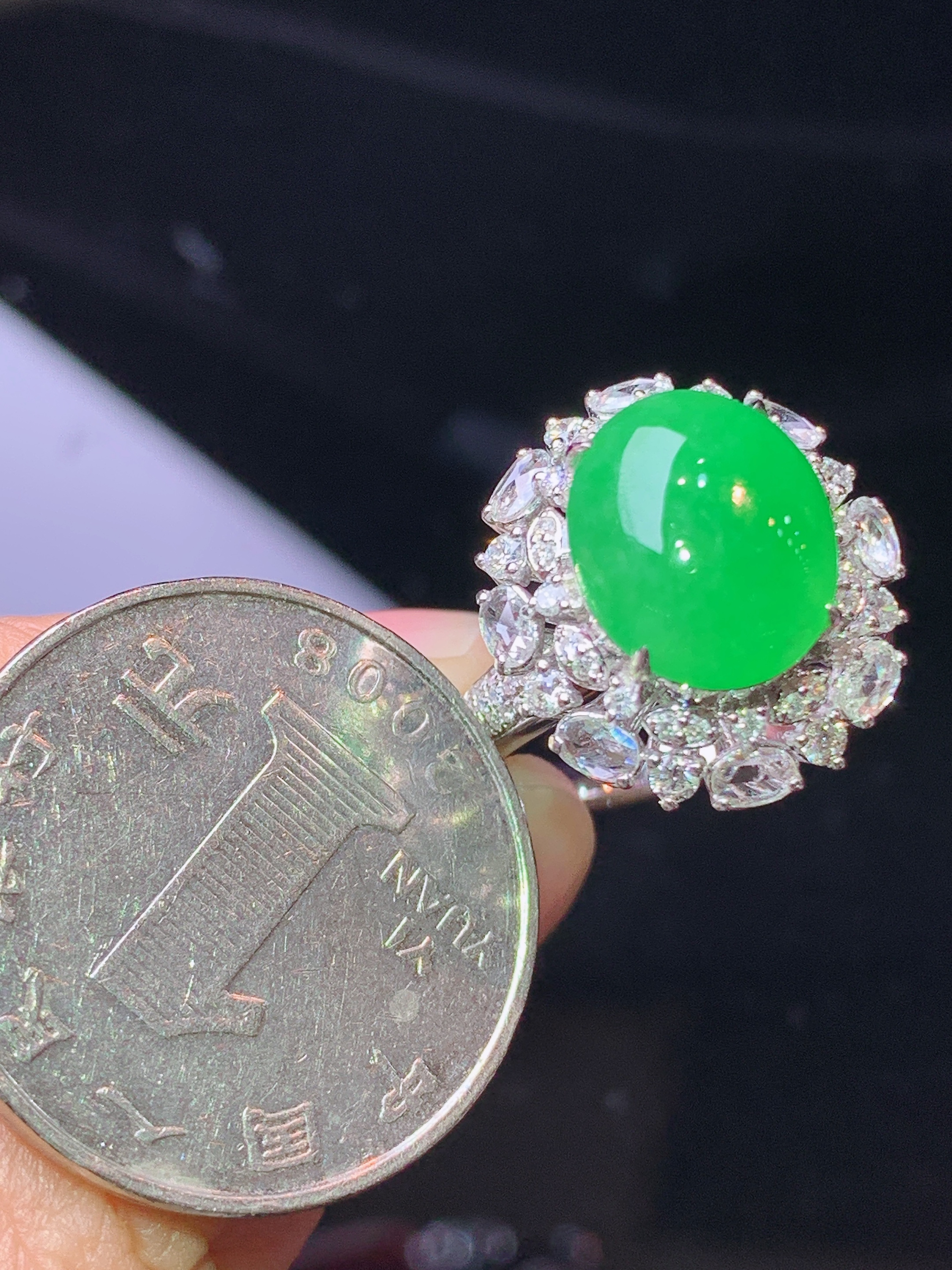 18k金钻镶嵌满绿蛋面戒指 玉质细腻 色泽艳丽清新 水润亮眼 圈口14.5 整体尺寸18.3*16.8*13.2k1