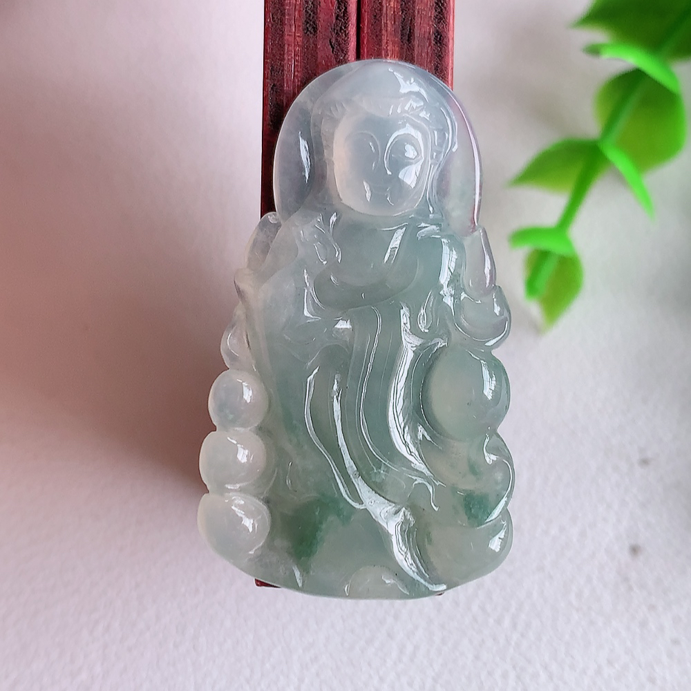 冰润精雕观音吊坠，法相端庄大气，工艺精湛，种色浓郁，细腻饱满冰润，种老水足，收藏佳品，佩戴大气  W01.8   尺寸：39.8-23-4.8mm