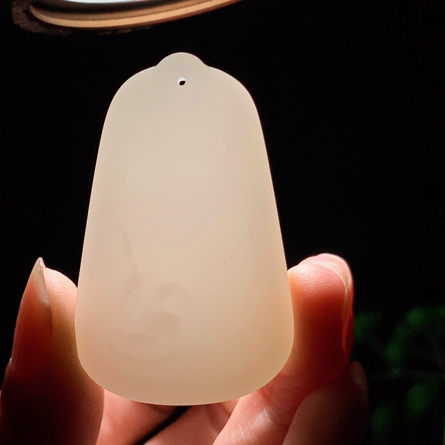 新疆和田玉羊脂白玉平安无事牌挂件 尺寸48/30/11重33克 玉质细腻油润 底色纯净 脂粉好，品质好。lt260410