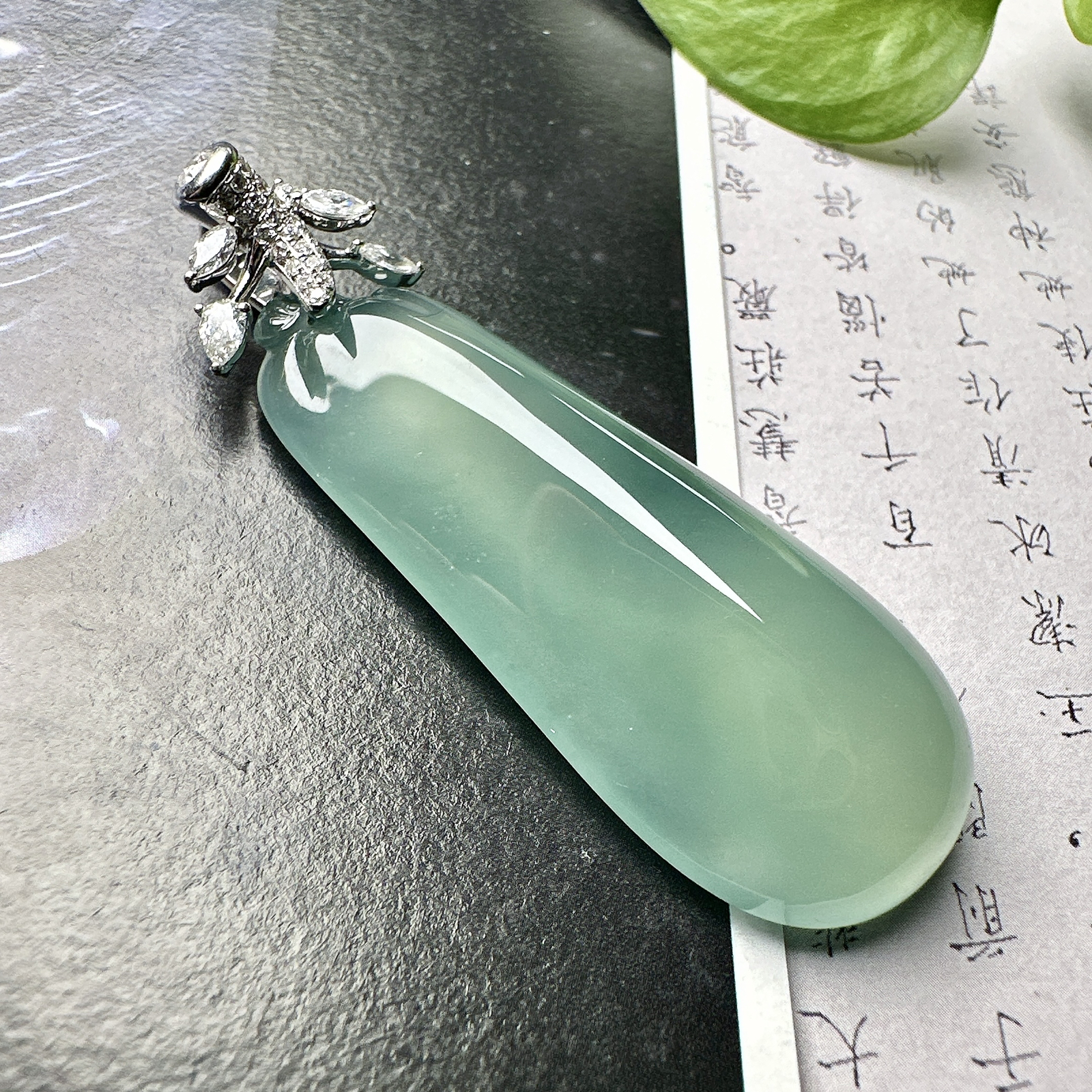 【冰种晴蓝福瓜】质地冰润细腻，种老起光，收藏品质，18K金钻镶嵌，裸石尺寸47*19.1*9.4毫米