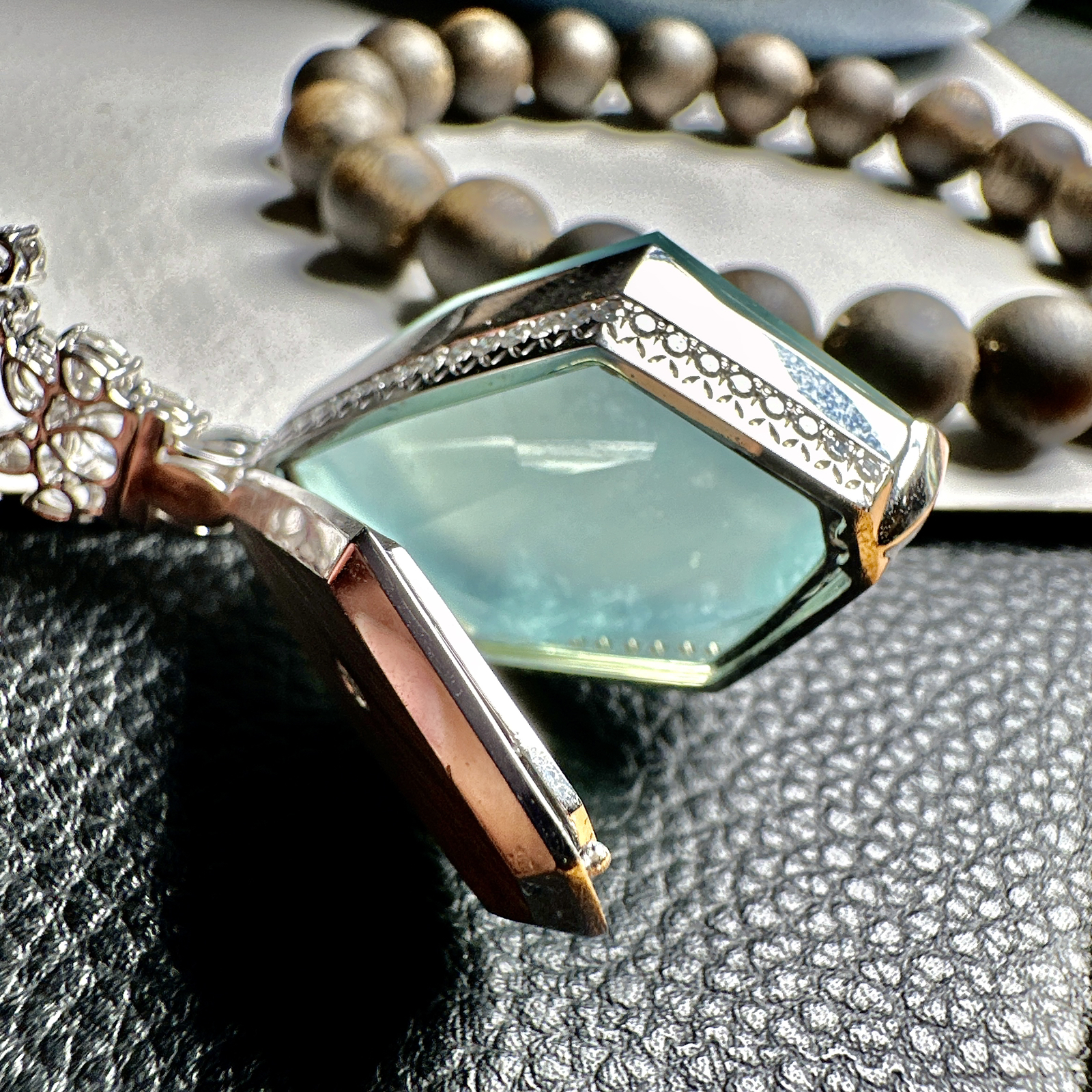 【冰种天空蓝随形吊坠】质地非常细腻干净，冰润十足，种老冰透，收藏品质。18k金钻镶嵌，裸石尺寸33*21*9.8毫米