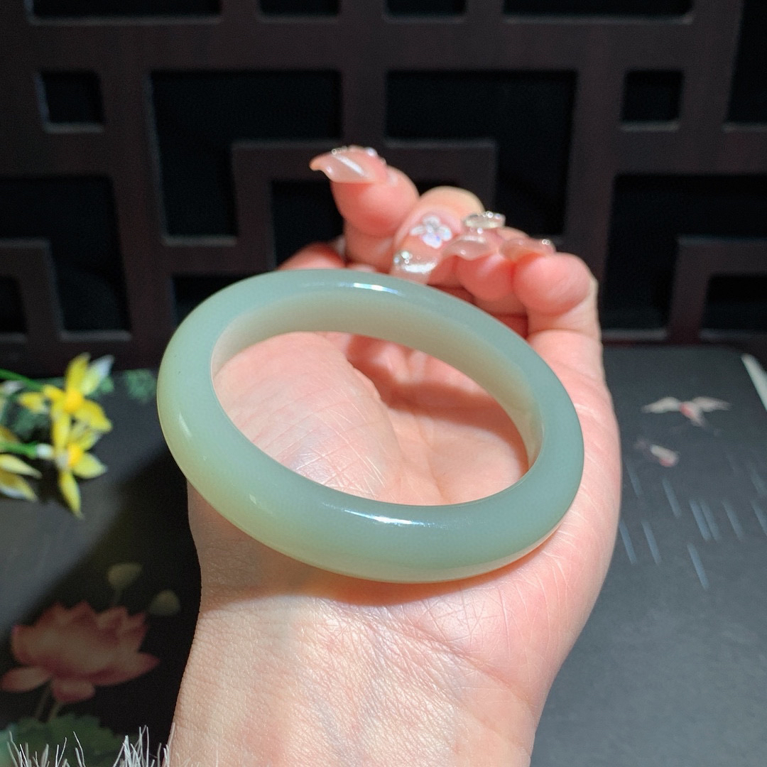 和田玉53.5圈口晴水色手镯！清水色！玉质细腻油润 底色纯净 无裂无棉 脂粉好，品质高。