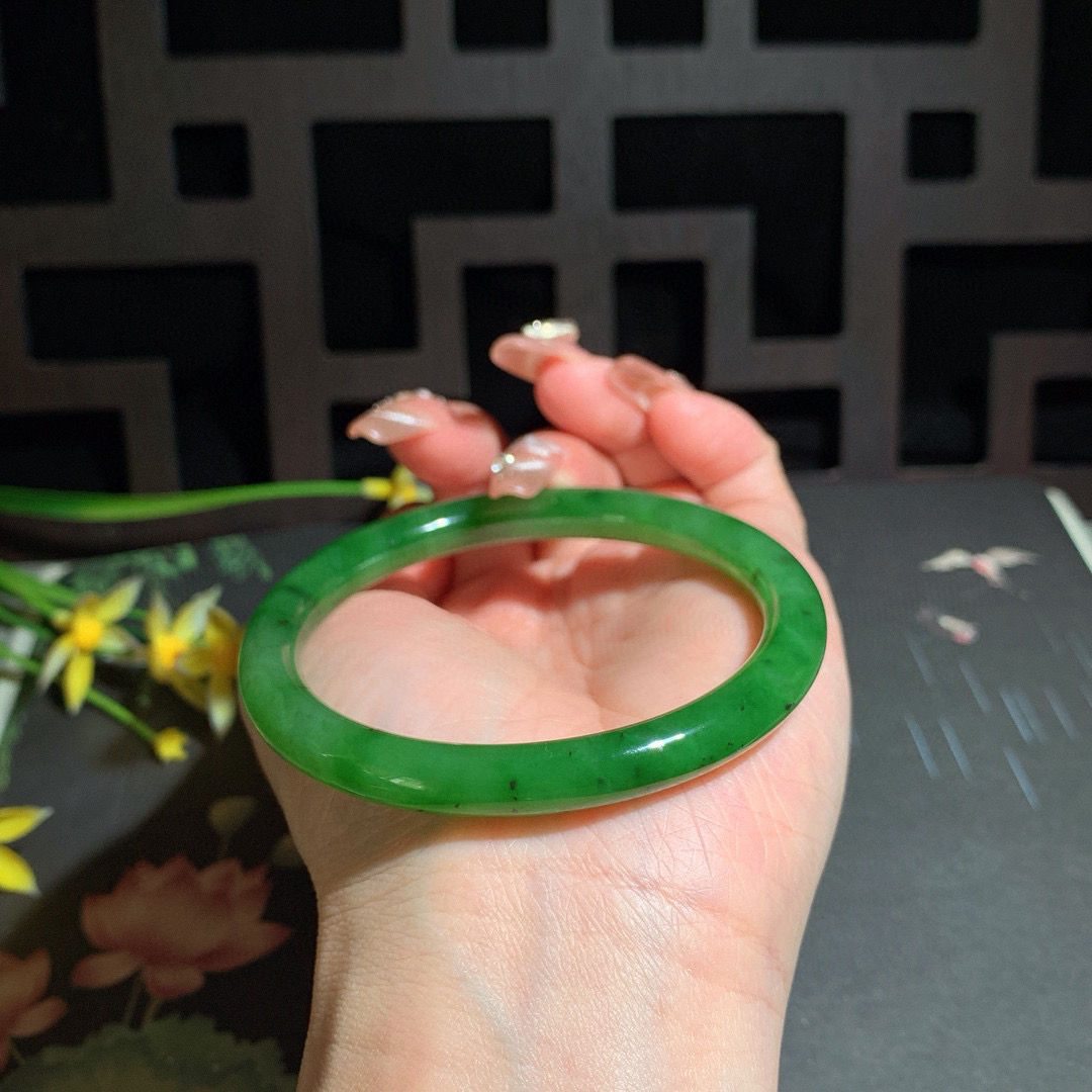 和田玉59圈口阳绿色圆条碧玉手镯！玉质细腻油润 底色纯净 无裂无棉 脂粉好，品质高。
