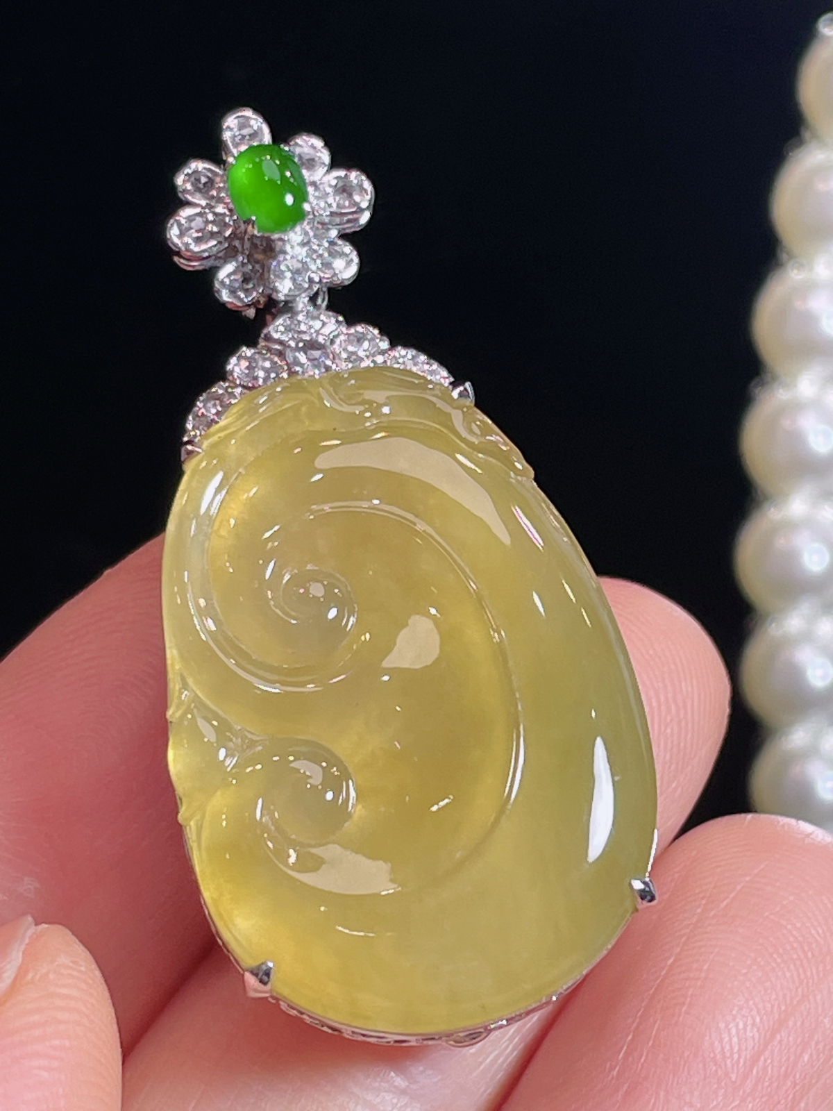 ️天然翡翠冰黄翡如意吊坠
18k金镶嵌钻石 ，细腻水灵..