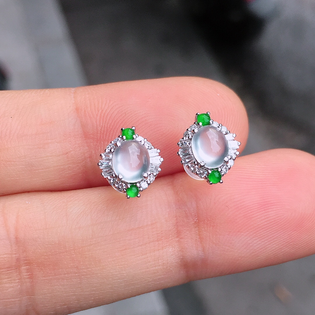 玻璃种蛋面耳钉，玉质细腻，荧光感超
强，饱满圆润，尽显优雅气质，18k
金豪华镶嵌