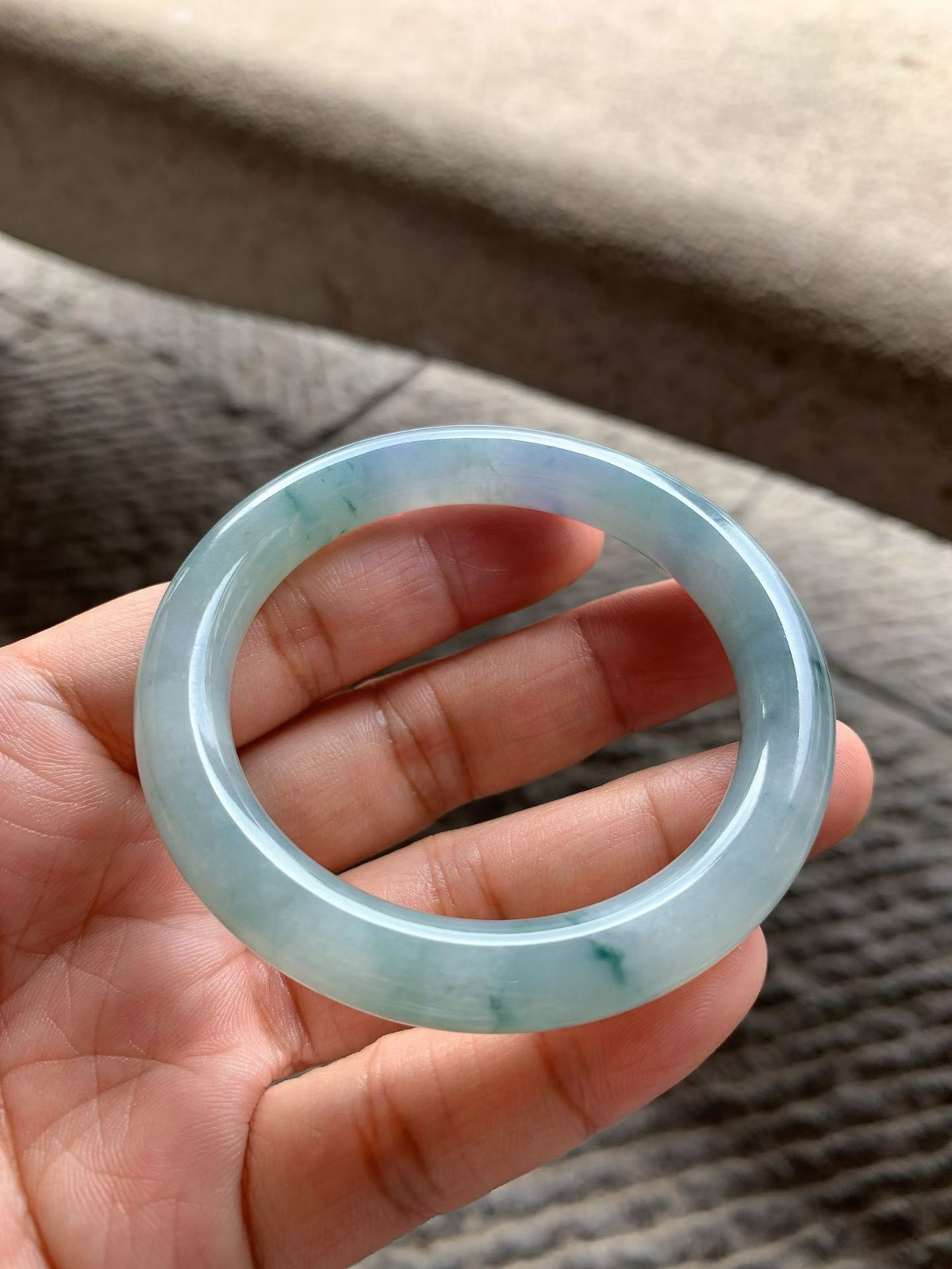 紫罗兰配花圆条手镯尺寸 52.8*9.5*9.5 种质细腻，水润光泽，紫调温婉，花色灵动！