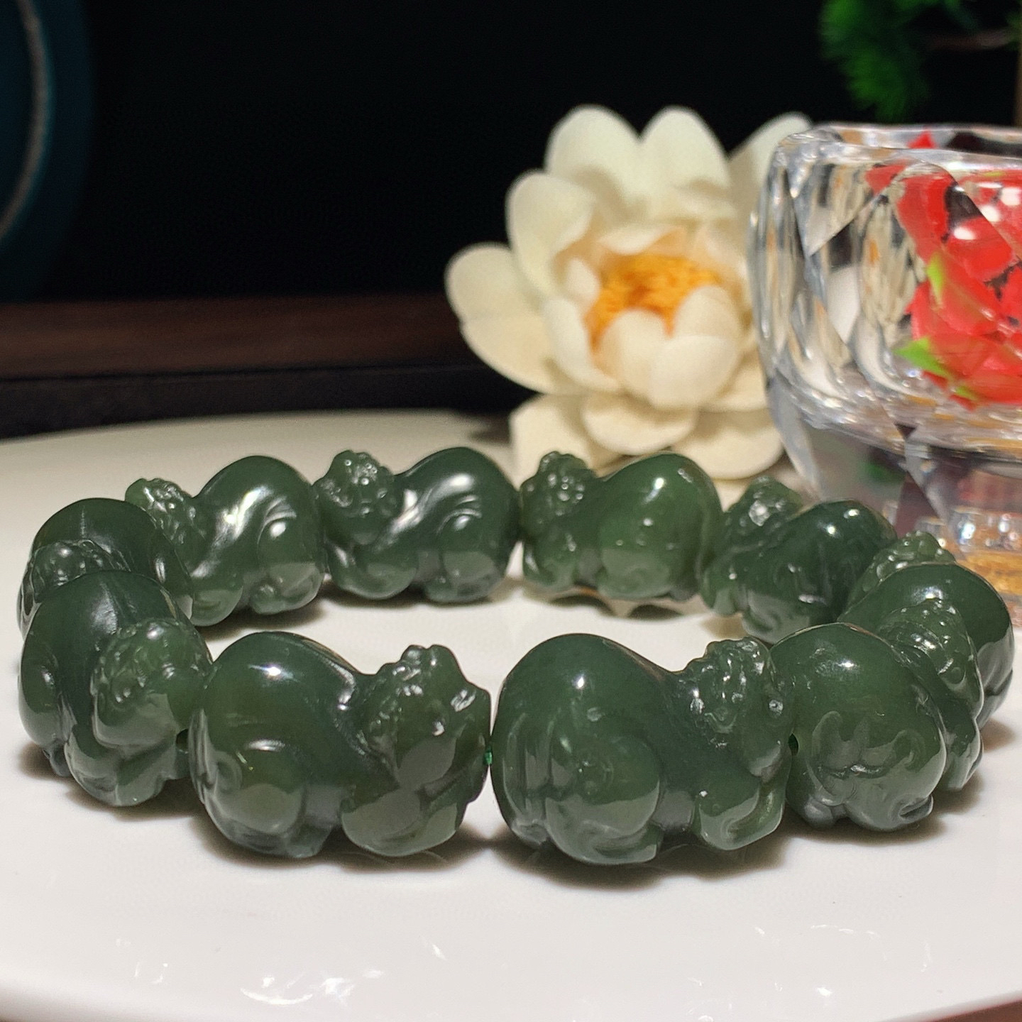 和田玉湖水绿貔貅手串。规格23无裂无杂 玉质细腻油润 底色纯净 脂粉好，品质好。