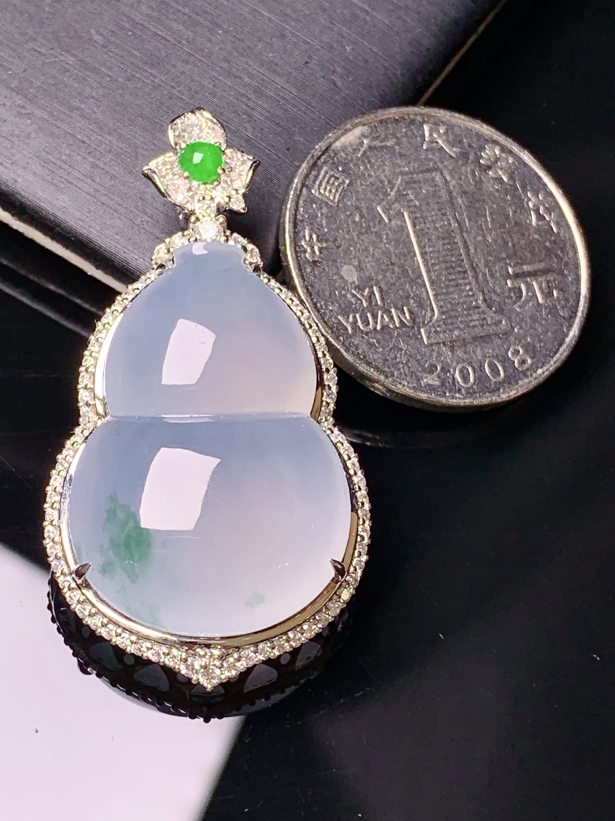 18k金钻镶嵌冰种葫芦吊坠 玉质细腻 色泽艳丽清新 水润亮眼 整体尺寸42.2*22.5*10.8k1